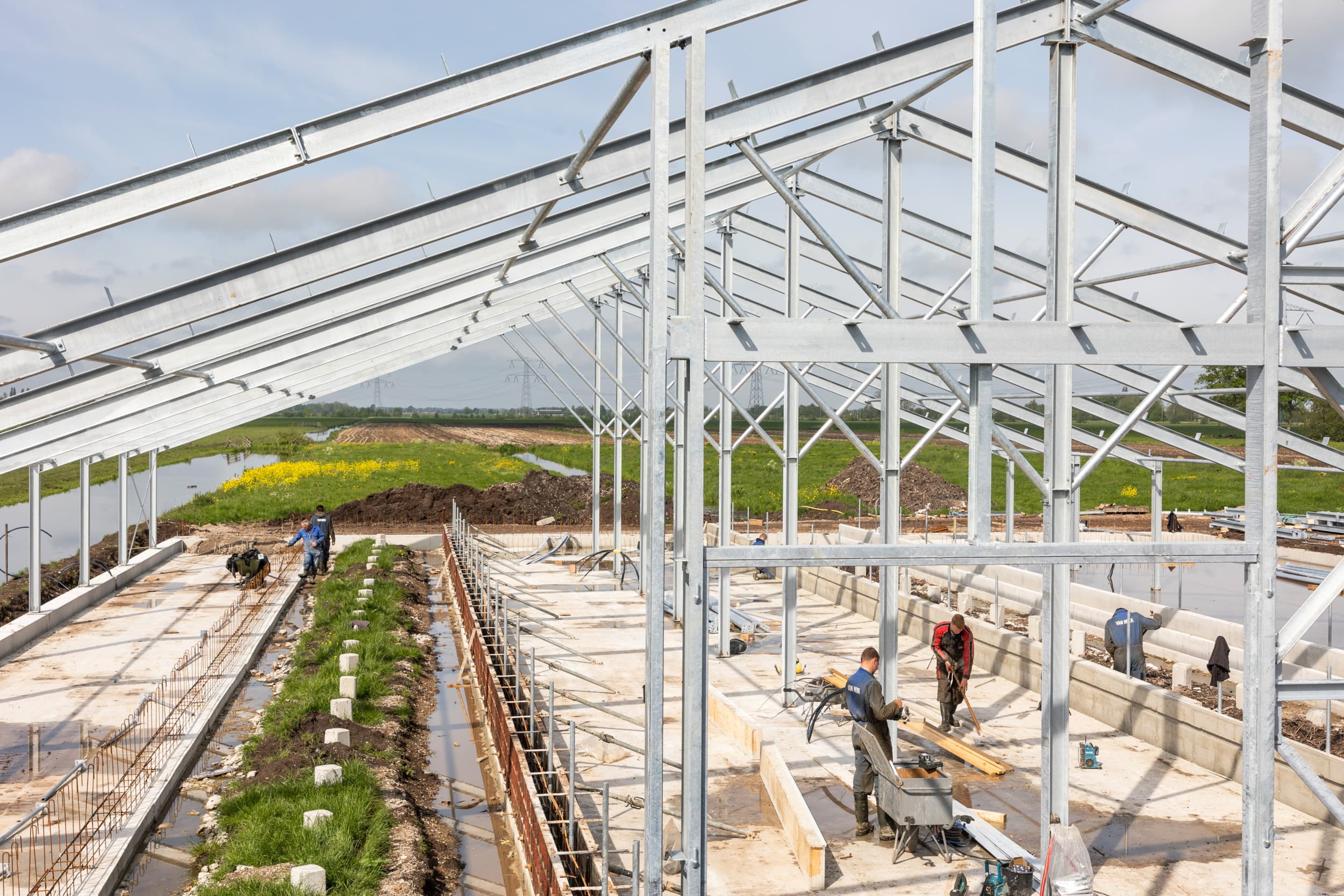 Nieuwbouw van een geitenstal, enkele jaren geleden. De Tweede Kamer wil een tijdelijk verbod op uitbreiding, verplaatsing en nieuwbouw van geitenstallen. Foto: Herbert Wiggerman