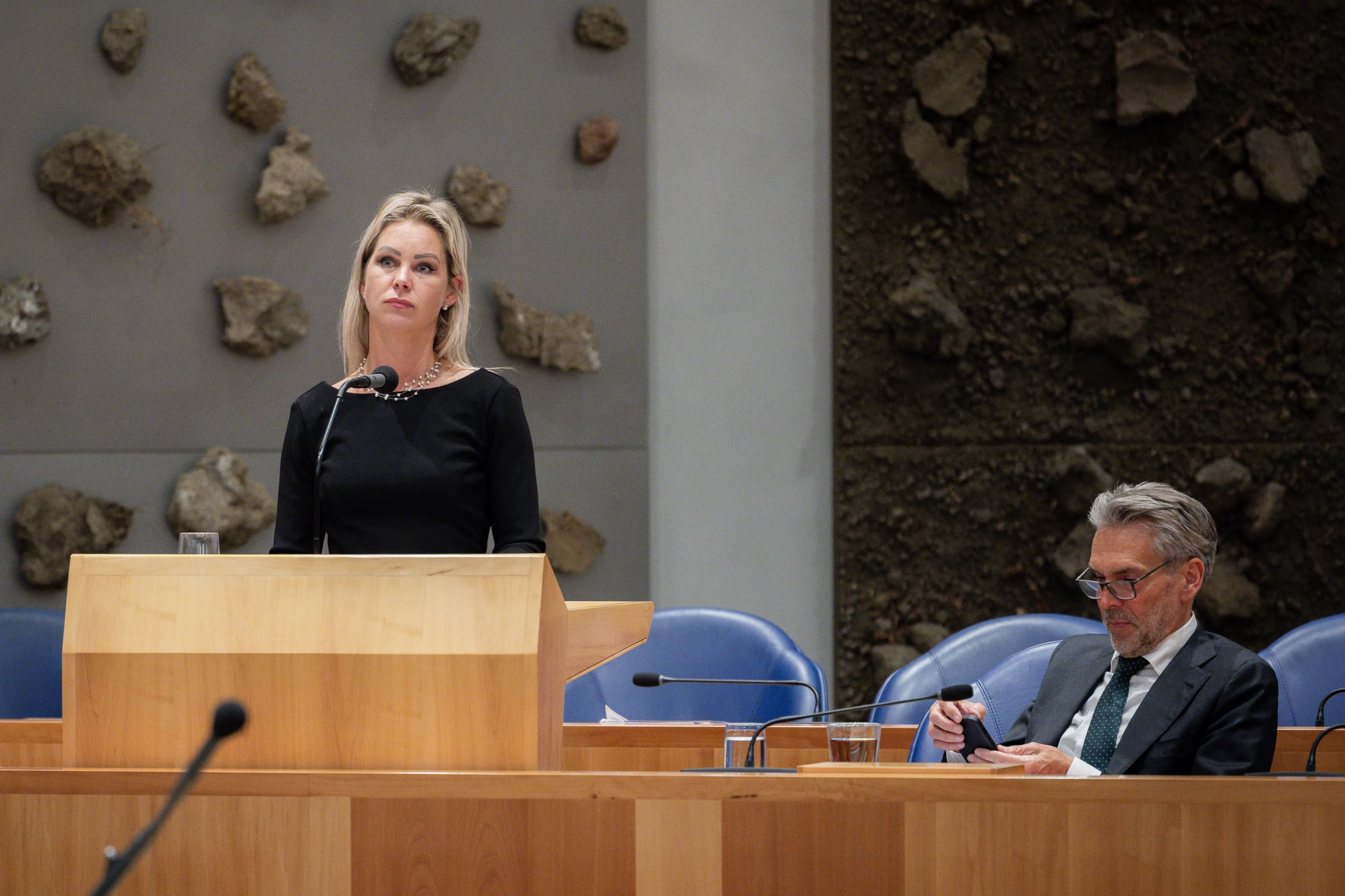 Femke Wiersma, minister van Landbouw, Visserij, Voedselzekerheid en Natuur, en premier Dick Schoof tijdens een debat in de Tweede Kamer over het verslag van de ministeriële commissie Economie en Natuurherstel. Foto: ANP