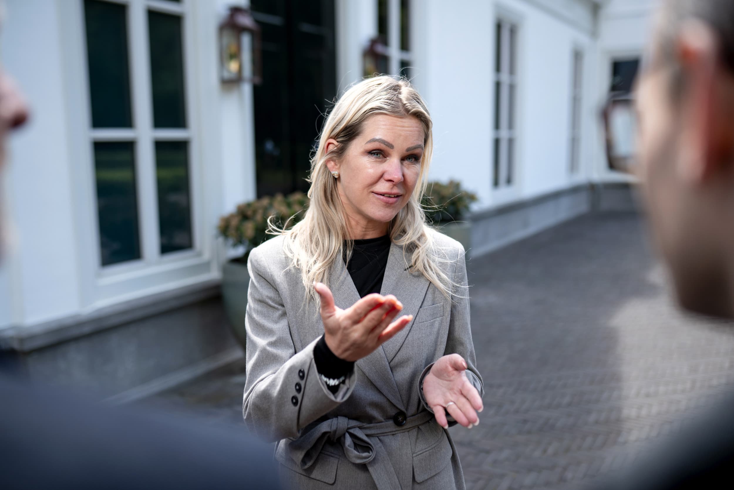 Minister Femke Wiersma (Landbouw, Visserij, Voedselzekerheid en Natuur) staat de pers te woord na afloop van de ministerraad. Foto: ANP