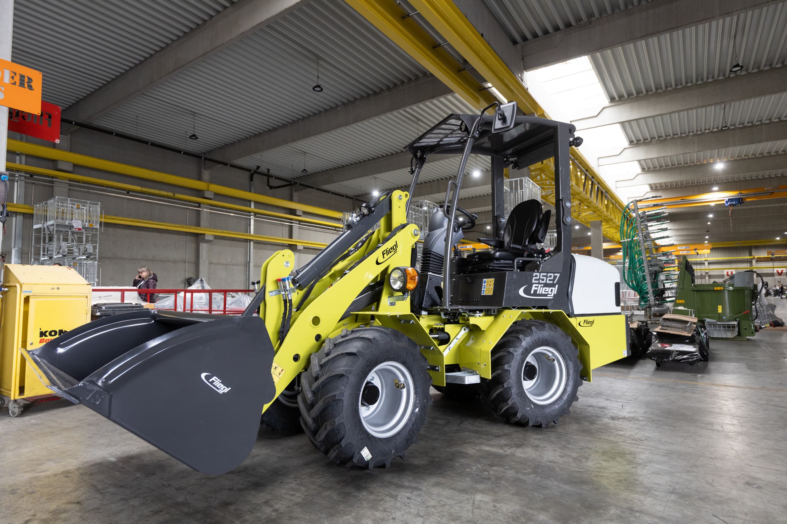 Een Fliegl-minishovel gezien in een fabriek in het zuiden van Duitsland. Op de kiephoek van de bak en de kleurstelling na is de machine identiek aan de shovel zoals Kaweco die bouwde. – Foto: Bob Karsten
