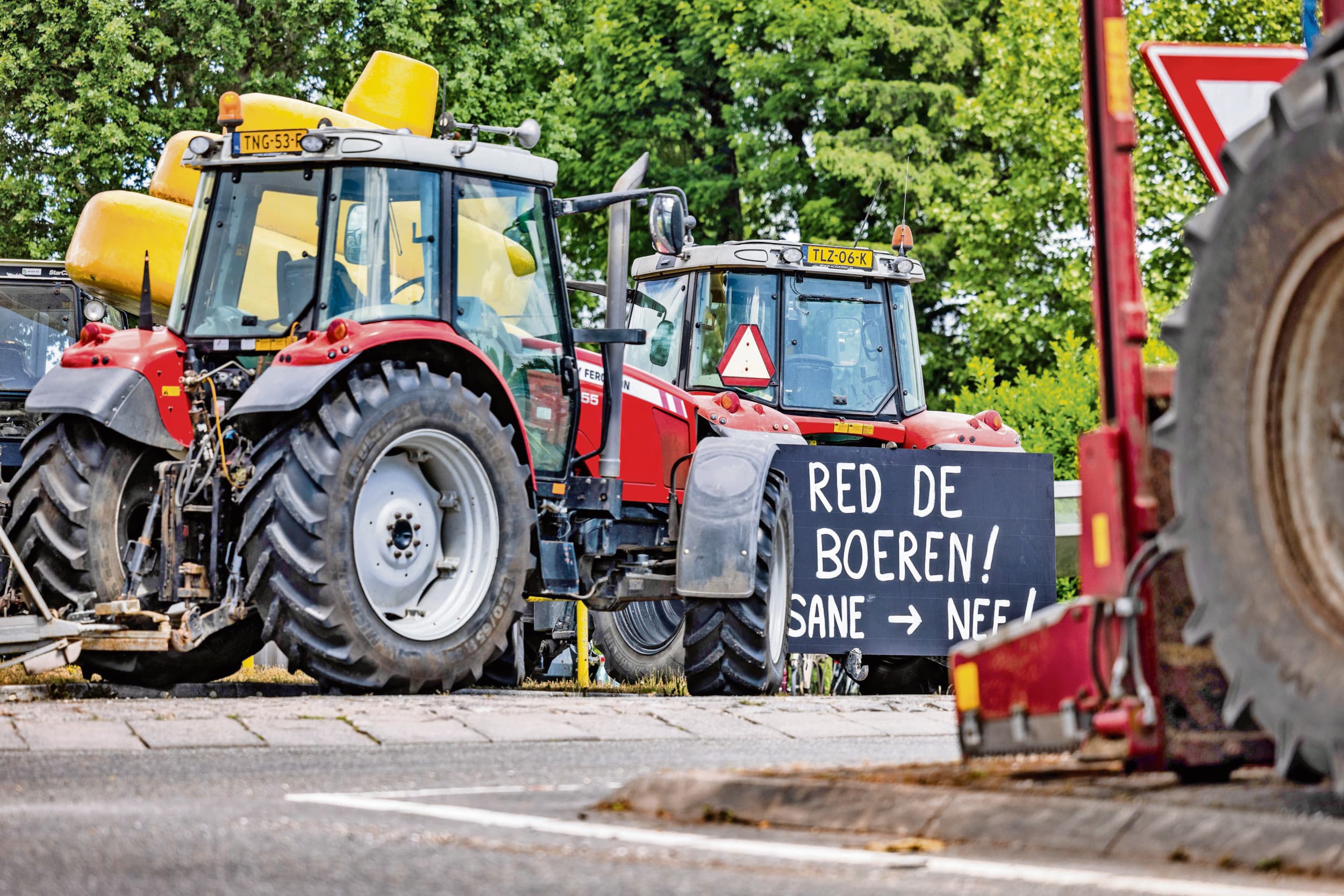Trekkers op een rotonde van de N207 bij Stolwijk. In de Zuid-Hollandse gemeente Krimpenerwaard protesteren boeren tegen de stikstofaanpak van de provincie. Op diverse rotondes op provinciale wegen hebben ze trekkers geplaatst met protestborden. Foto: ANP
