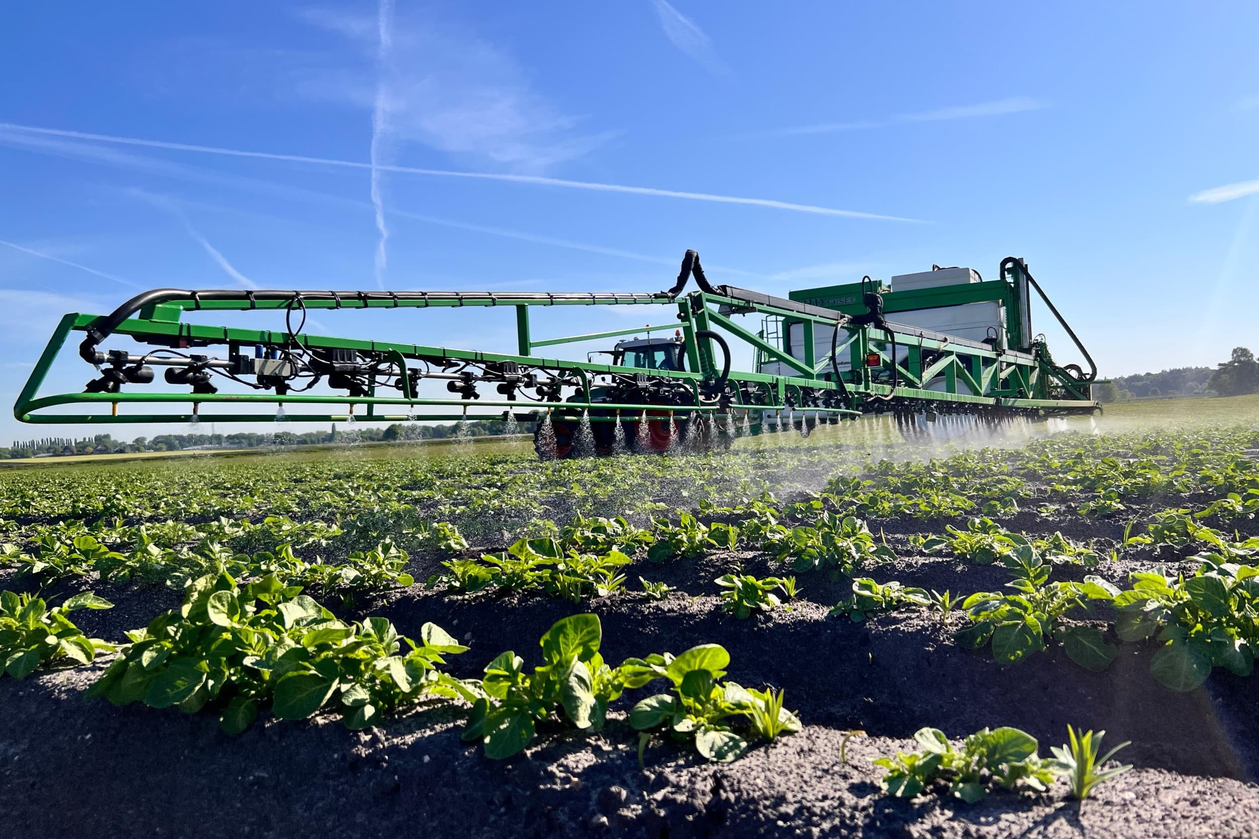 Spuitmachinefabrikant CHD Eefting levert zijn spuitmachines nu met spuitboombalanceringssysteem DynaLevel. Daarmee blijft de spuitboom automatisch waterpas tijdens het rijden over oneffen terrein. – Foto’s: CHD Eefting