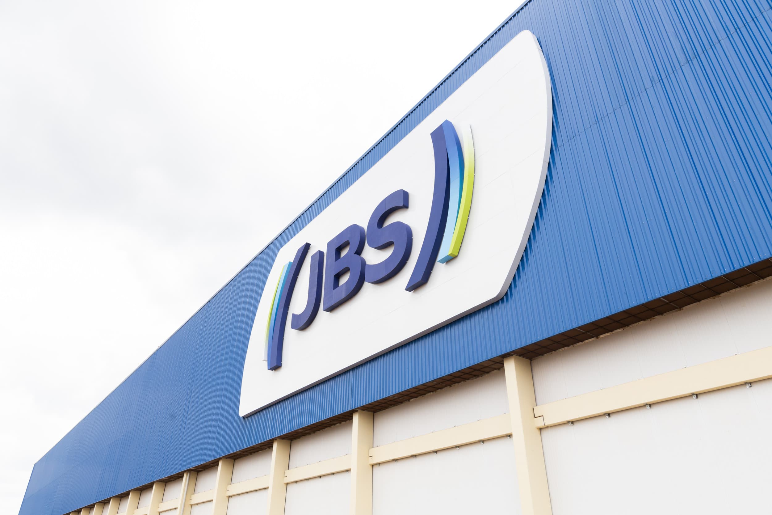 Het logo van JBS op een van de productielocaties. De Braziliaanse voedingsreus wil zich administratief vestigen in Nederland via houdstermaatschappij JBS NV in Amstelveen (N.-H.). Foto: JBS