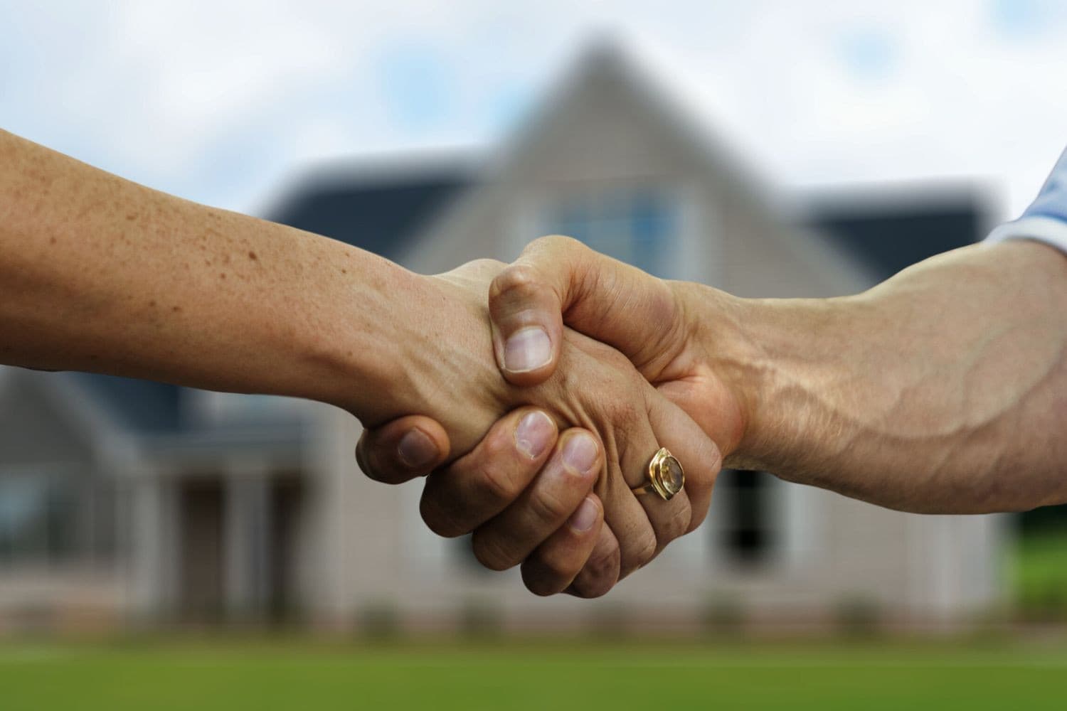 Voor wie zelf in een gekochte woning gaat wonen, geldt een verlaagd overdrachtsbelastingtarief van 2%. Dit geldt ook voor bijgebouwen en stallen, mits die op dezelfde dag als de woning worden verkregen. Foto: Canva/gerait
