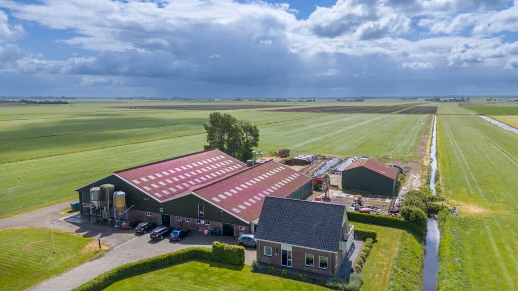 Luchtfoto van het bedrijf.