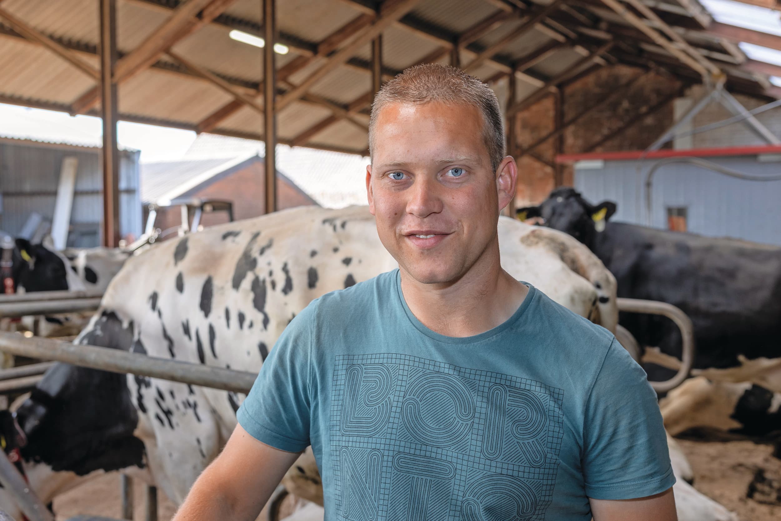 Mark Godrie (24) woont in Rijsbergen (N.-Br.). In maatschap met zijn ouders houdt hij 120 melkkoeien. Ook is er een boomkwekerij. Foto’s: Peter Roek