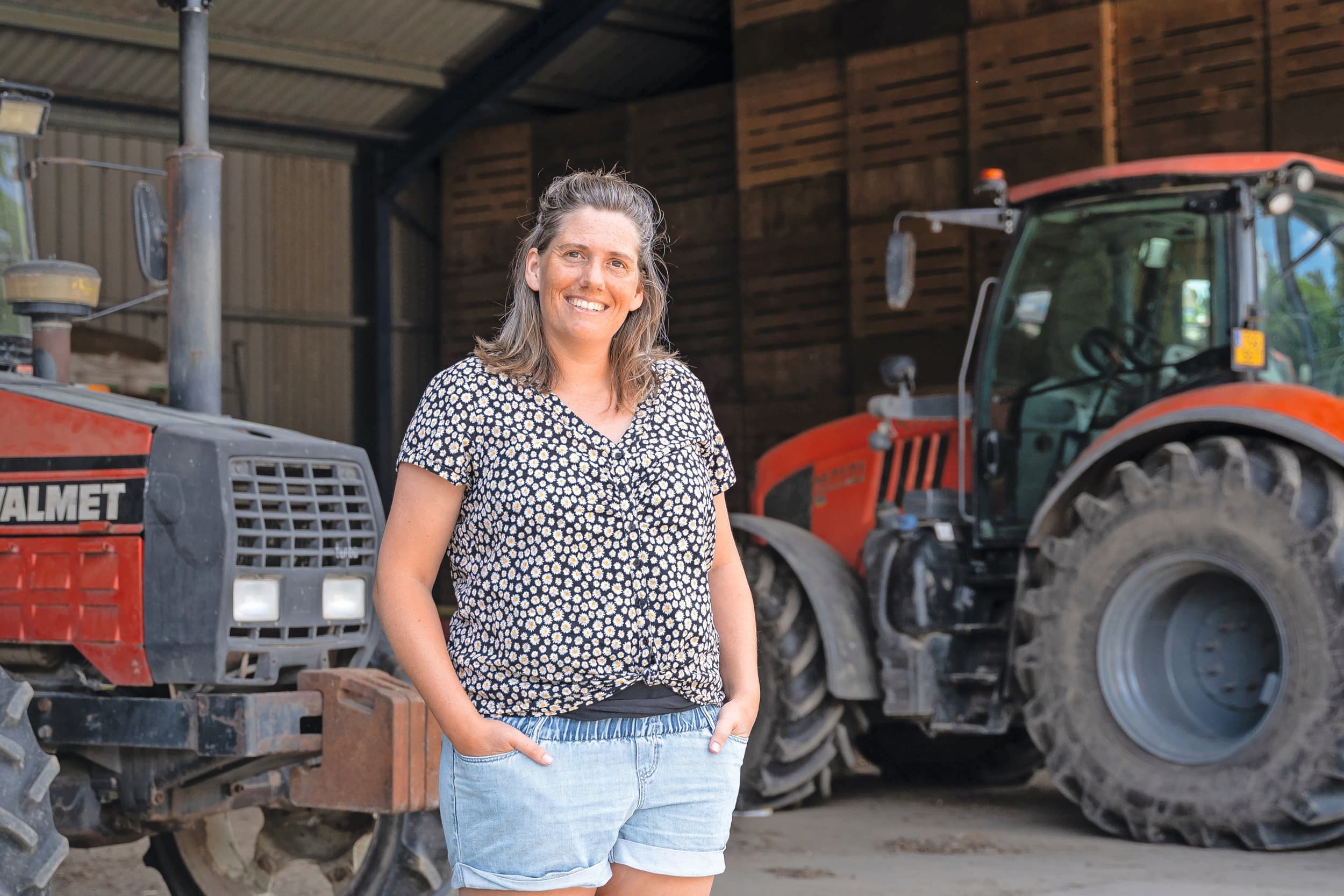 Annemiek Vlaming (34) runt in maatschap met haar ouders biologisch akkerbouwbedrijf ‘Boerderij aan de Dijk’ in Nagele. Foto’s: Andrea van Schaik Fotografie