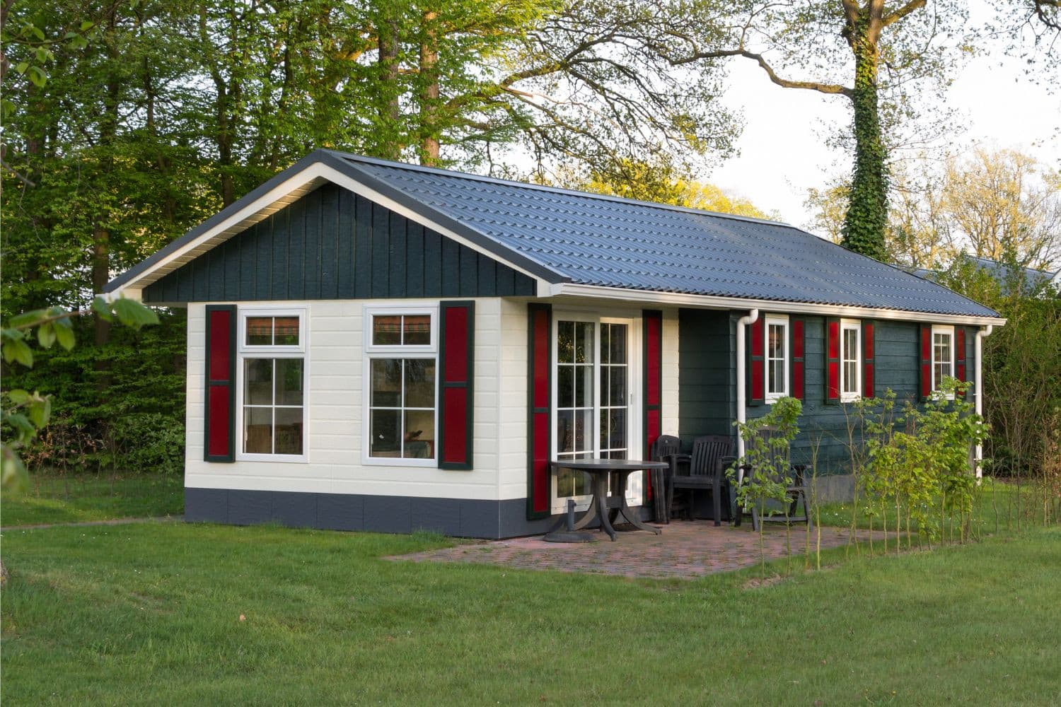 Nederland kiest als enige EU-land voor belasting op papieren vermogensgroei én belast als een van de weinigen het gebruik van een eigen vakantiewoning. Foto: Canva/Hilda Weges