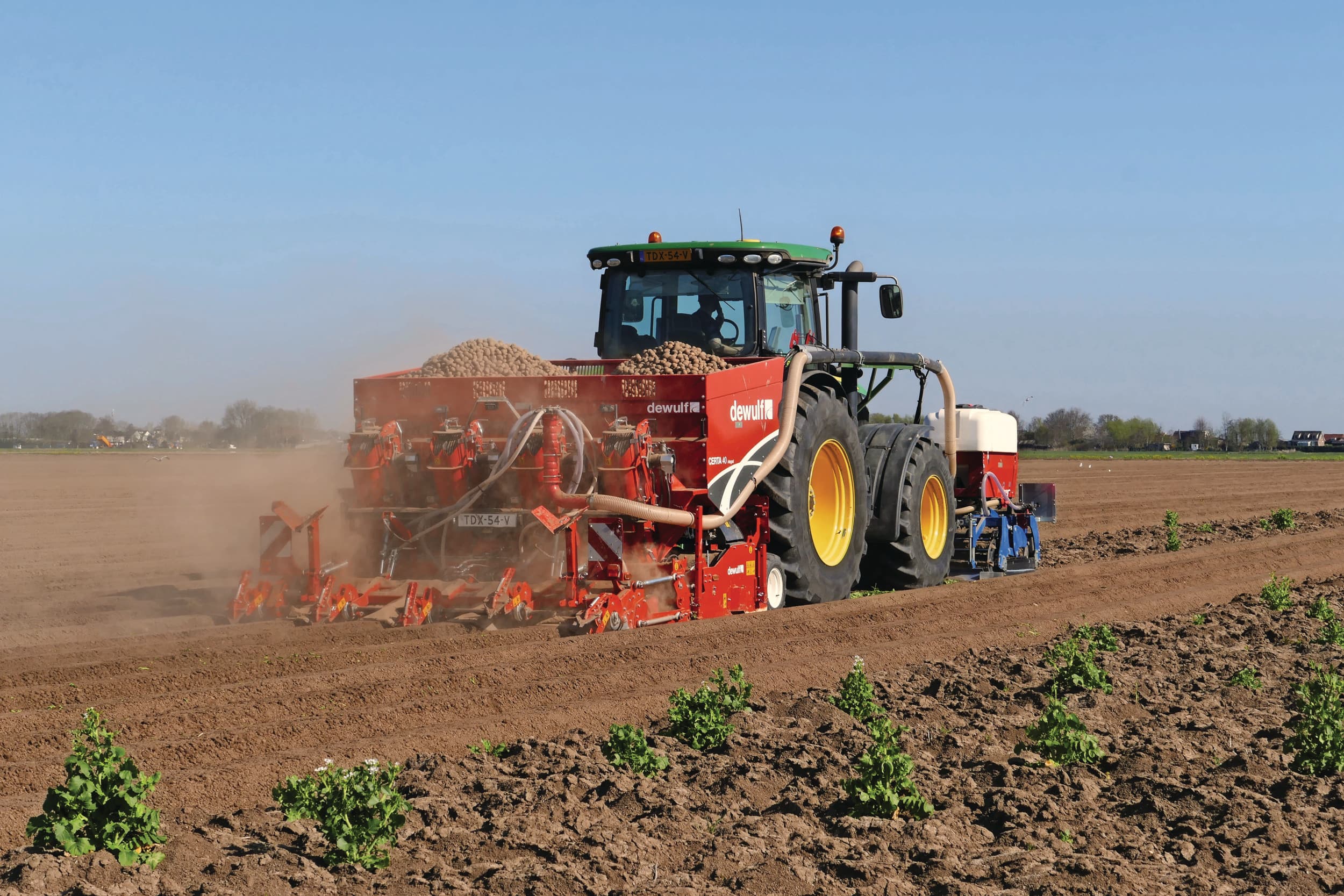 Voor een volledig gedragen machine als de Certa is een vrij zware trekker nodig, en die moet op flinke banden staan. Met de bak vol pootgoed tikt-ie al gauw rond de 7 ton aan. Foto’s: Martin Smits