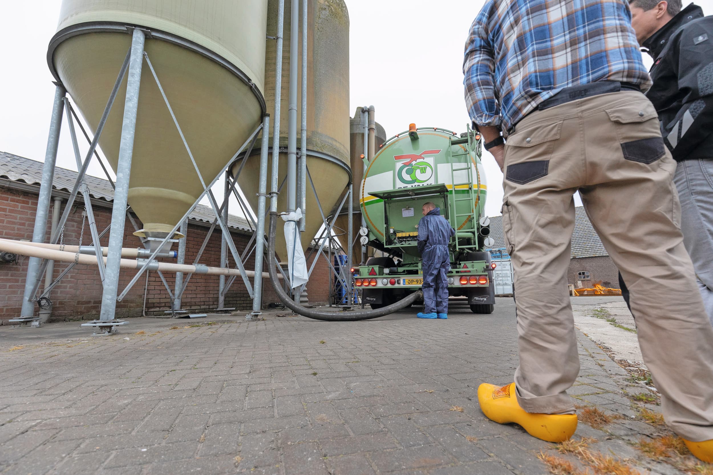 Een vrachtwagen van De Valk Wekerom levert voer af bij een pluimveehouder. Deze kleine voercoöperatie is intussen opgegaan in ABZ Diervoeding. Foto: Herbert Wiggerman