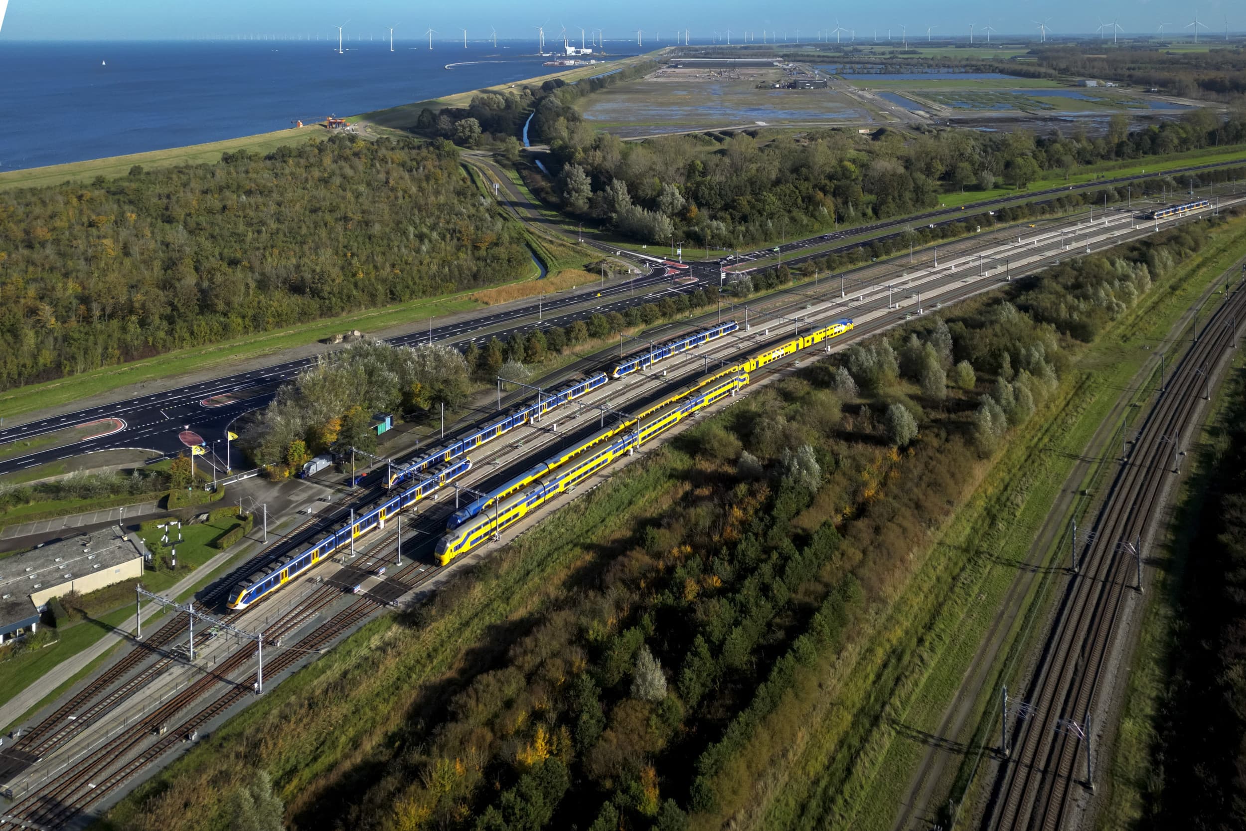 Op de foto de spoorlijn tussen Lelystad en Dronten, waar de Lelylijn moet komen – geld voor deze verbinding verdwijnt deels naar de Nedersaksenlijn. Foto: ANP