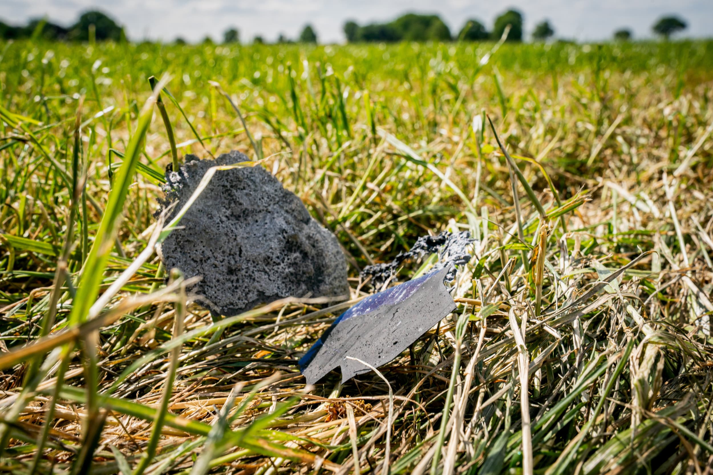 In een lijn van Dongen, Rijen en Gilze tot aan Chaam zijn restanten gevonden van verbrande zonnepanelen, afkomstig van de brand bij Ecco in Dongen. De stukken variëren van splinters van enkele millimeters tot delen van 10 bij 20 centimeter. Ze liggen verspreid over woonwijken, bossen, akkers en weiland. Foto: ANP