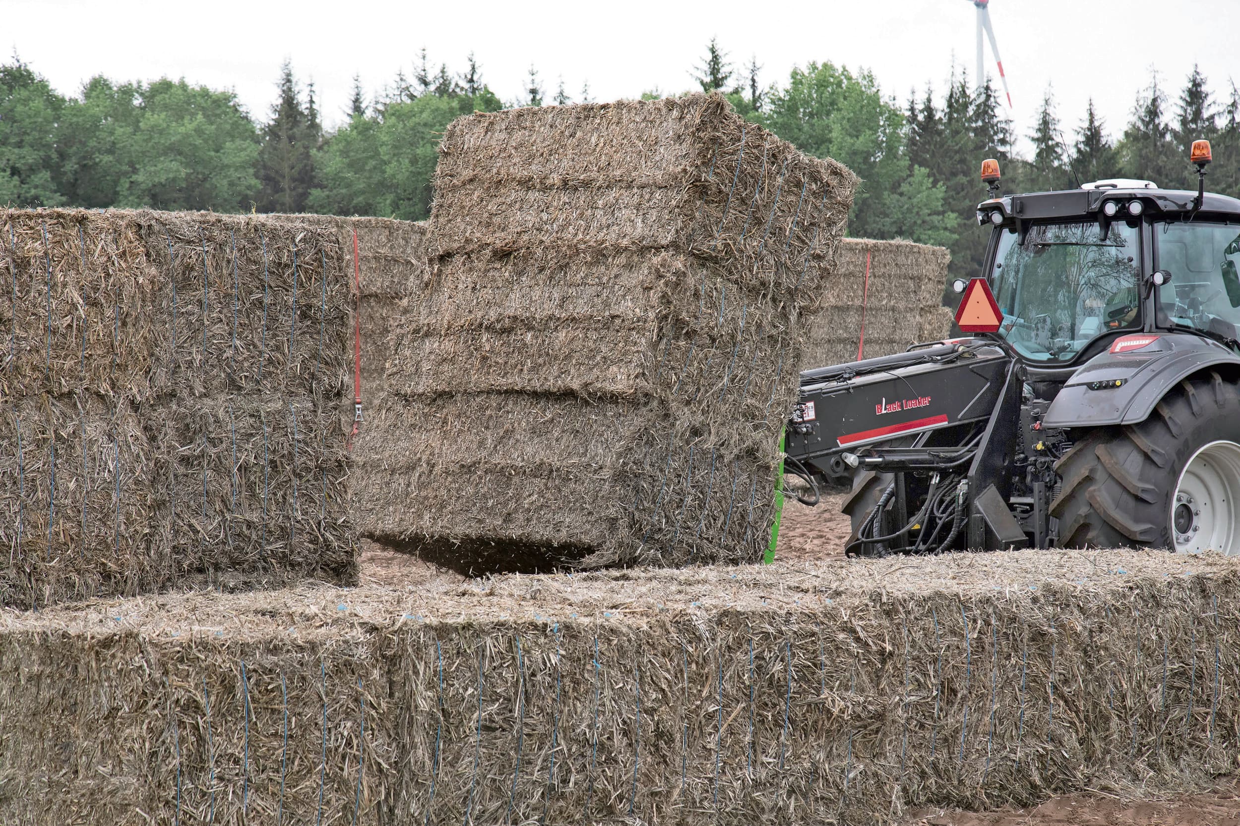 Balen vezelhennep. Ondanks een grote brand denkt Hempflax voldoende vezelhennep op voorraad te hebben om deze zomer normaal te kunnen draaien. Foto: Hans Banus