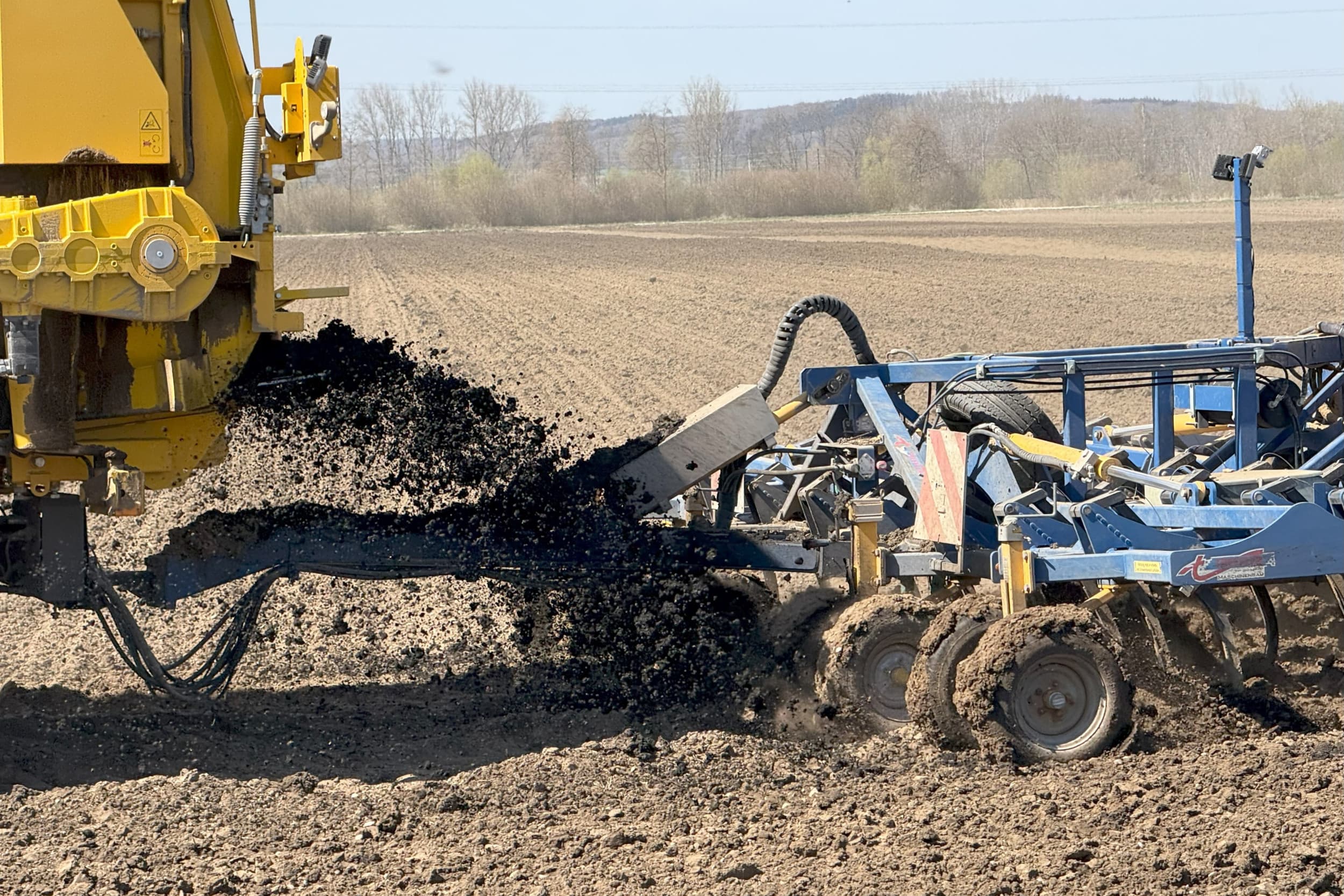 Oxbo combineert de AT5105-vastemeststrooier met een getrokken cultivator. Zo is de mest direct tijdens het uitrijden in te werken. – Foto’s: Oxbo
