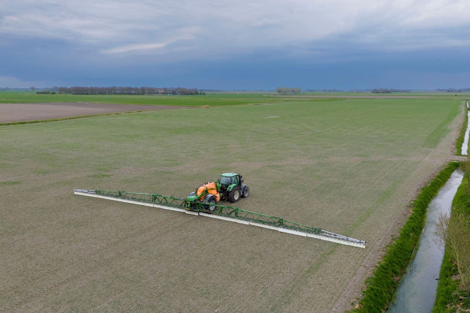 De NVWA constateert opnieuw lage naleving van regels voor gewasbeschermingsmiddelen bij controles in 2024. Foto: Mark Pasveer