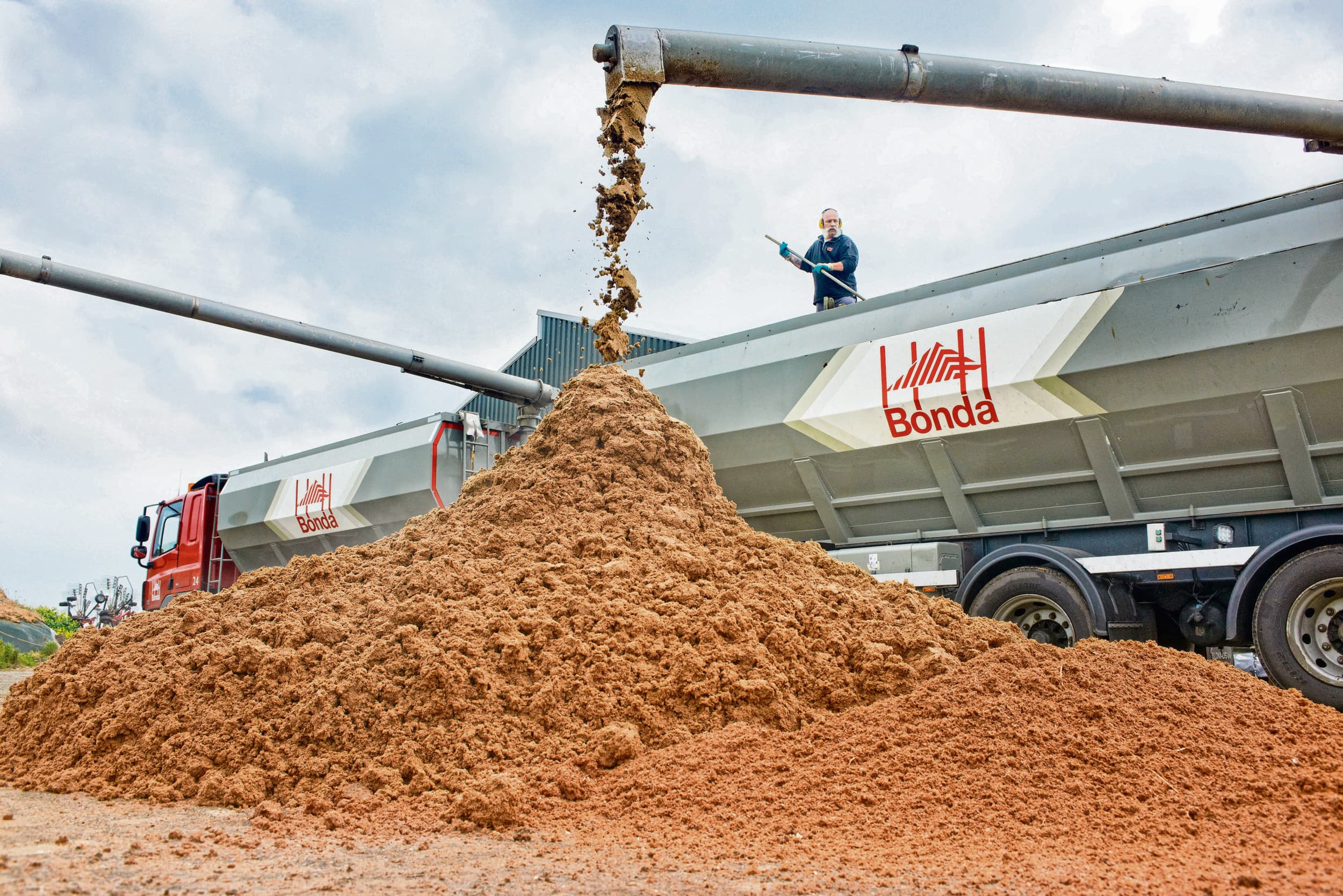 Lossen van bijproduct. De productie in de Belgische diervoedersector is met 3,3% toegenomen. Foto: Van Assendelft Fotografie