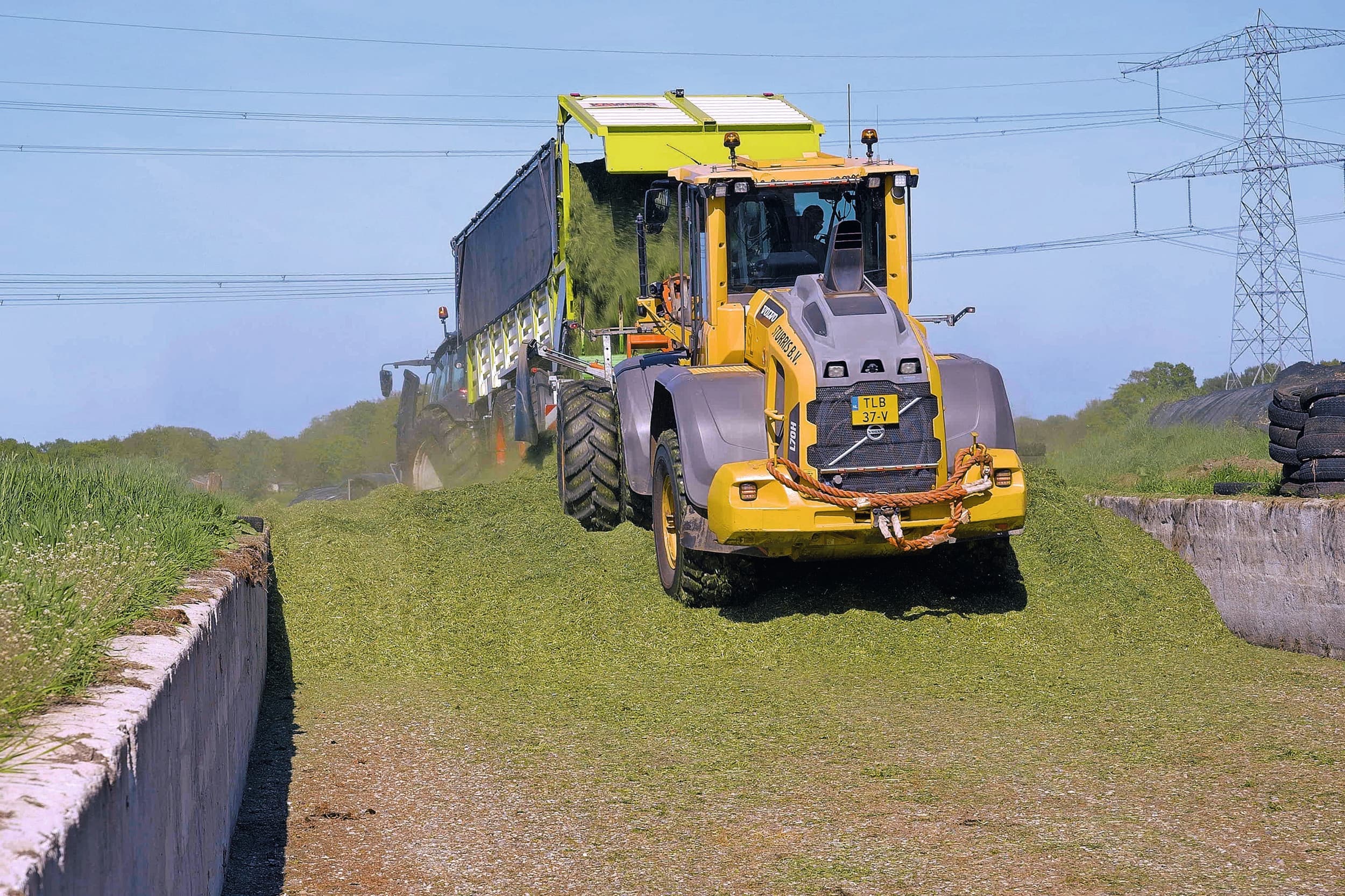 Volop maai activiteit rondom 1 mei van dit jaar. Eind april werd er ook op dit bedrijf in Lochem (Gld.) ingekuild. Het gras is fris en de kwaliteit lijkt prima. Foto: Boerderij