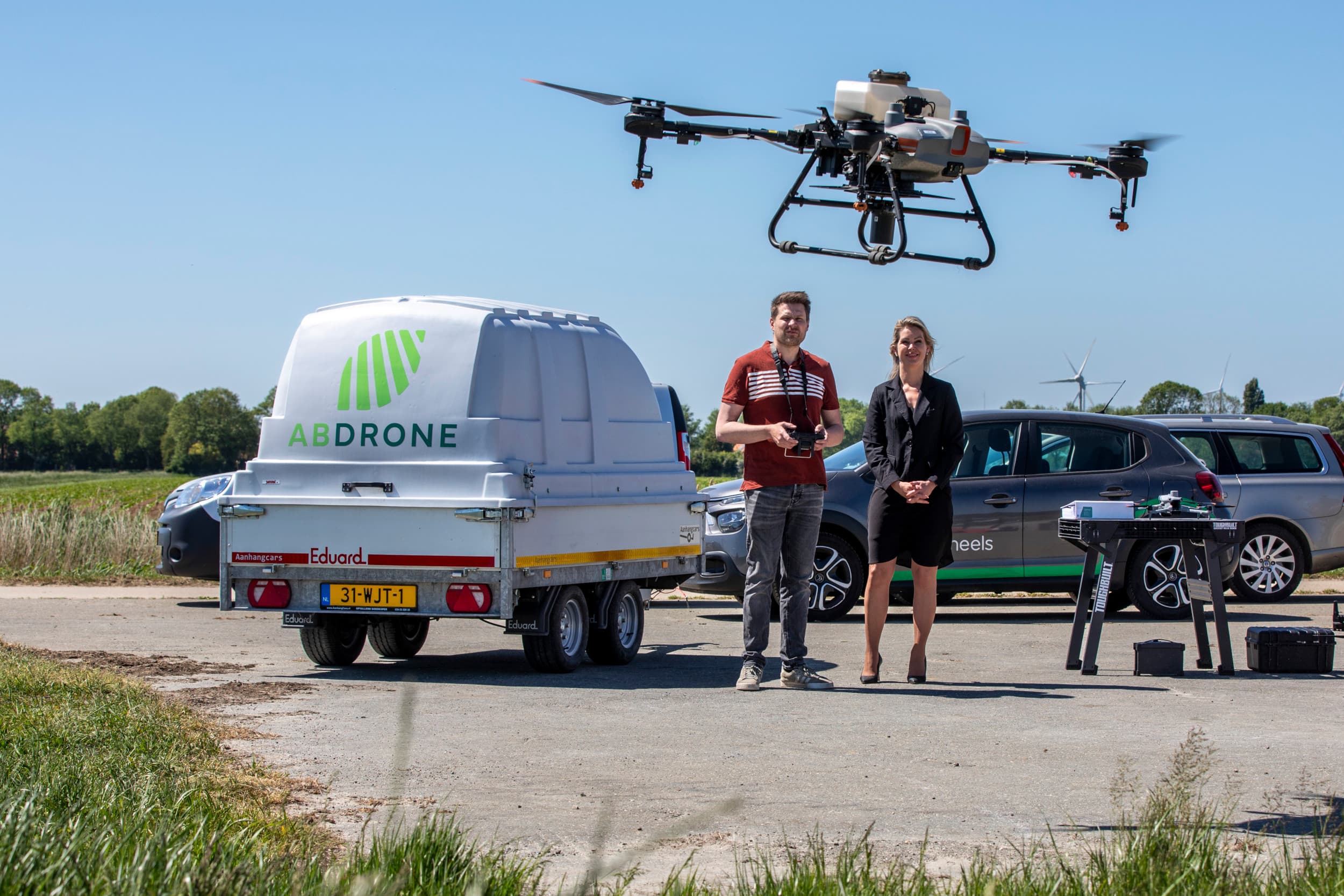 Wieringerwerf-20250512 Minister femke Wiersma op bezoek bij NPPL-deelnemer Nico Knibbe. Diverse demo's met drones, autonome tractor en selectierobots. – Foto: Anne van der Woude