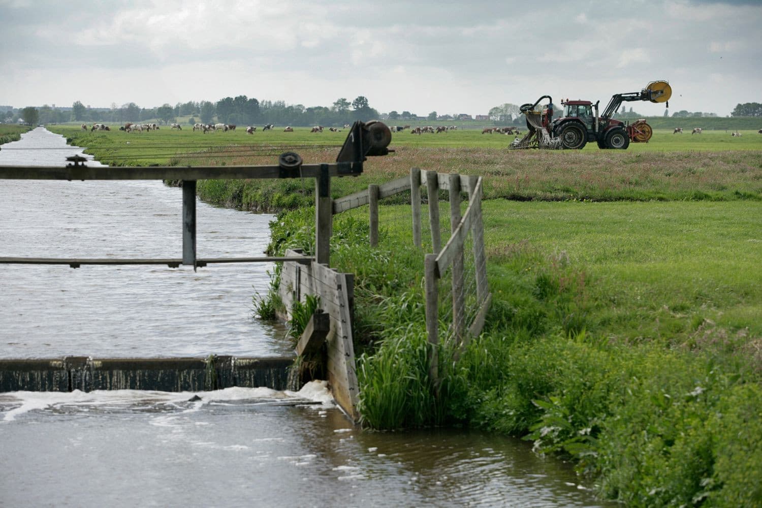EU-landbouwcommissaris Hansen werkt aan strengere regels voor waterbeheer, met onder meer beperkingen voor datacentra en een aanpak van vervuilende stoffen zoals PFAS. Foto: Jan Willem Schouten