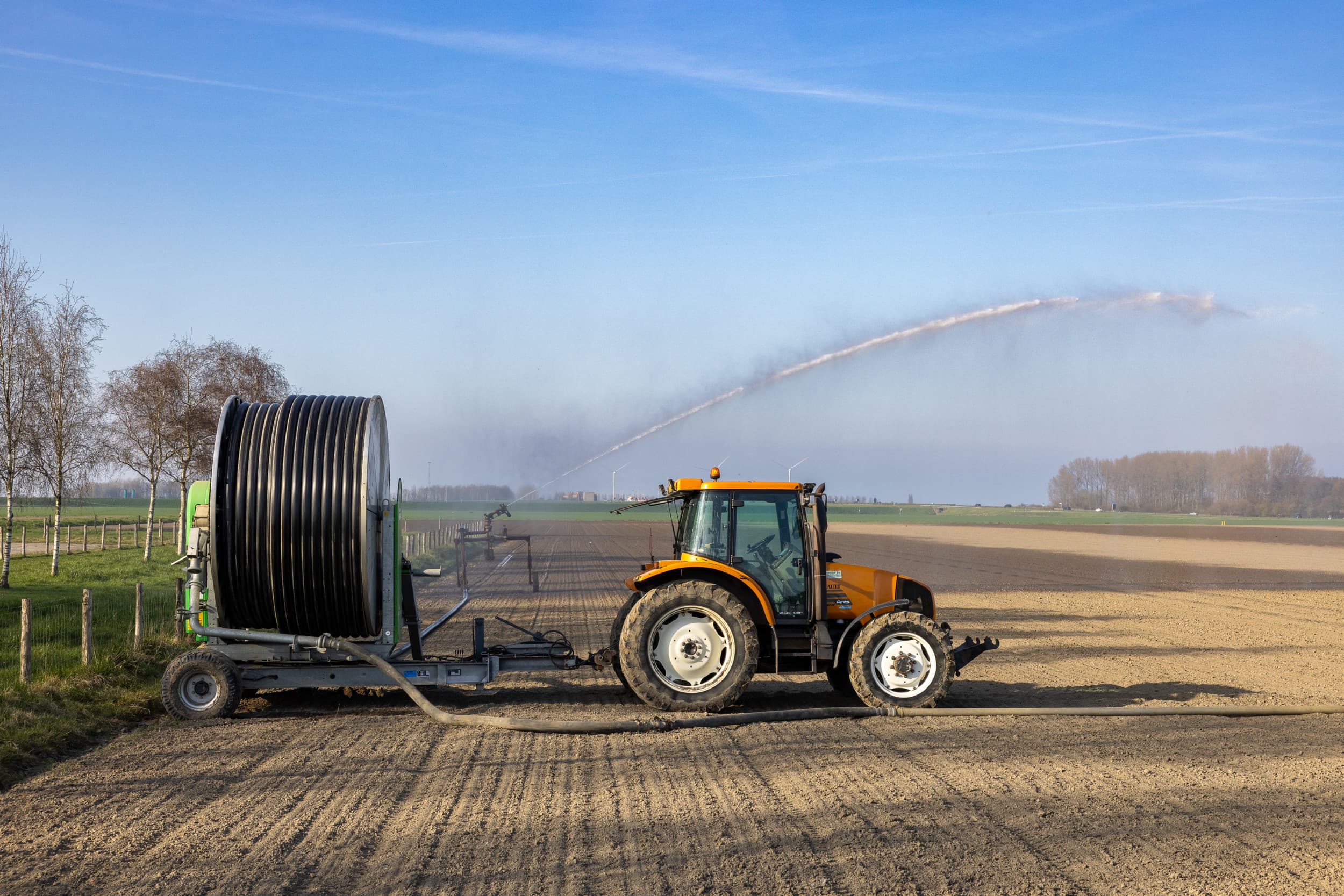 Landbouwcommissaris Christophe Hansen pleit bij de presentatie van zijn plannen voor extra geld voor boeren die getroffen zijn door natuurrampen, zoals droogte. Foto: Peter Roek