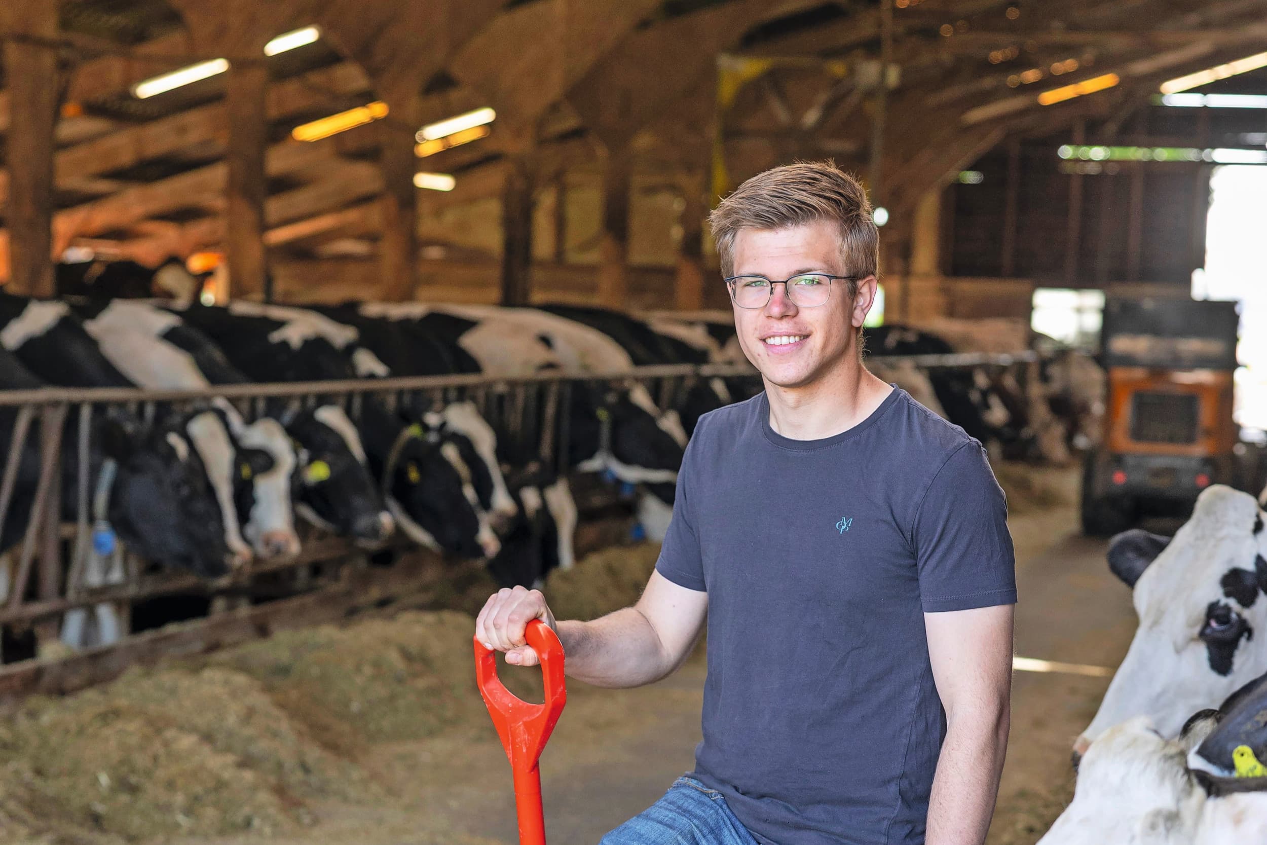 Siem van Deelen (20) is derdejaars student Veehouderij, maar staat het liefst tussen de koeien op het ouderlijk bedrijf in Zoelen. Foto’s: Herbert Wiggerman