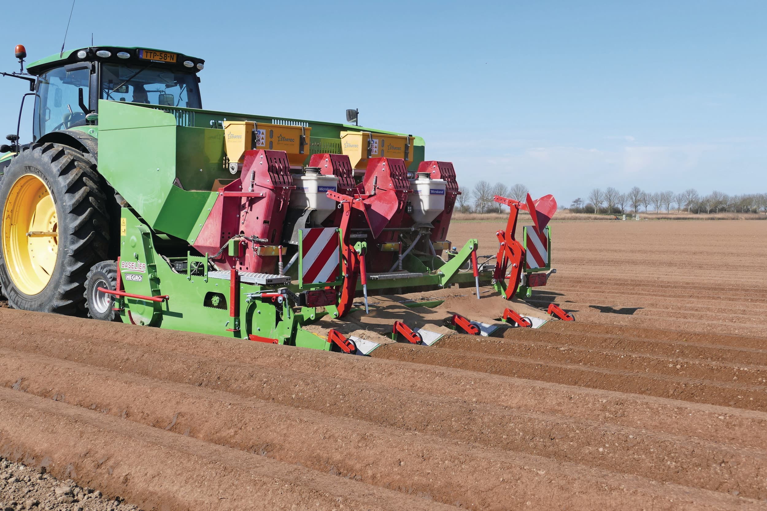 Dit jaar levert Baselier de eerste exemplaren van de FA310 XL met Isobus-besturing. Eerder bouwde een dealer ook wel Isobus op, maar nu levert de fabrikant een eigen versie af fabriek opgebouwd. Foto’s: Martin Smits