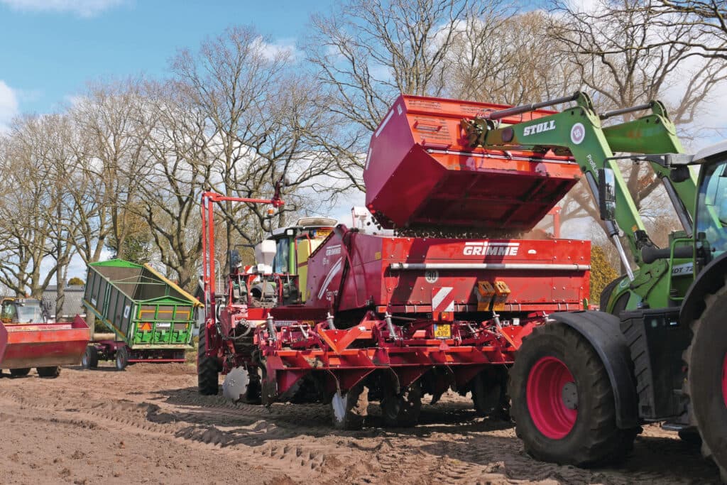Vergeleken met een trogvormige (grond-)bak hebben de laadarmen bij een vierkante bak minder oversteek nodig en de bak hoeft minder omlaag te draaien om te lossen. De platte bak doseert wat nauwkeuriger, manoeuvreert makkelijker voor de chauffeur en de armen hoeven iets minder hoog te tillen.