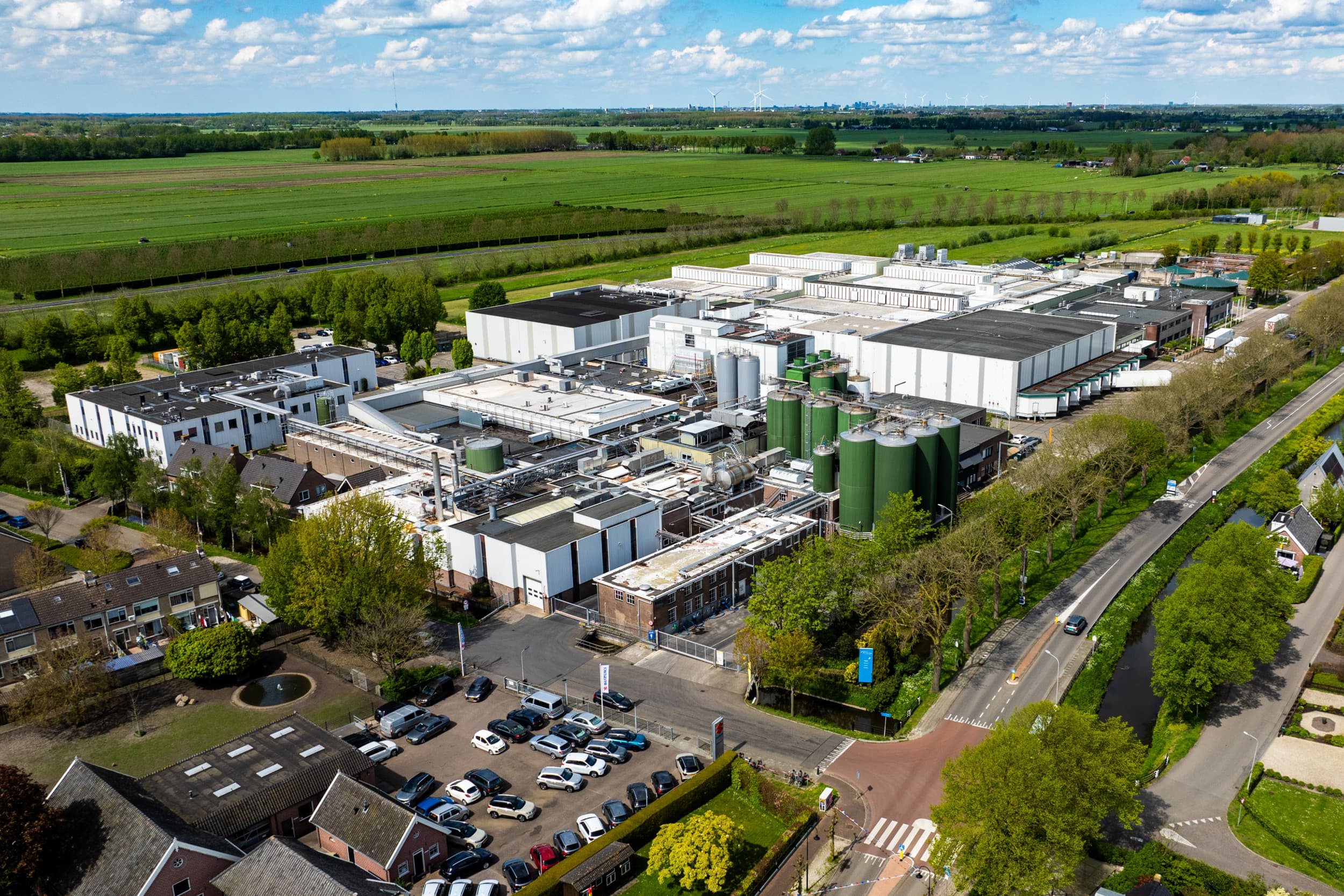 Overzicht van Royal Lactalis Leerdammer in Schoonrewoerd, gemeente Vijfheerenlanden. Foto: ANP / Hollandse Hoogte / Tobias Kleuver