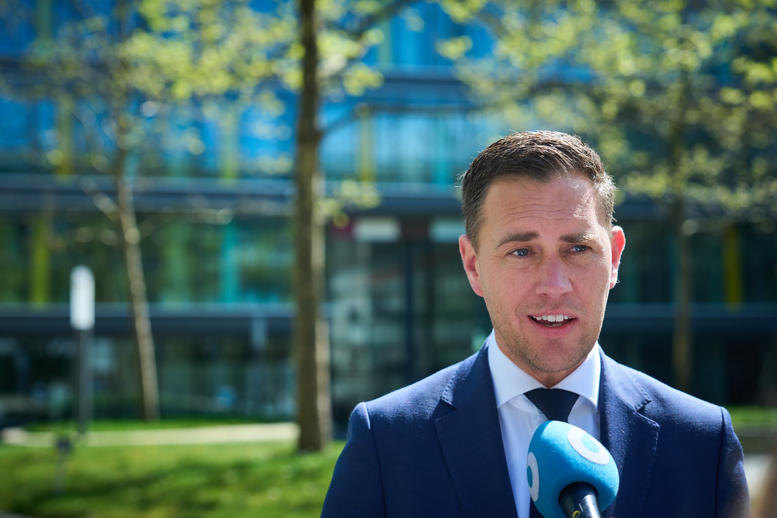 Minister Eelco Heinen (Financiën) staat de pers te woord over de voorjaarsnota. Het begrotingstekort loopt minder hard op dan op Prinsjesdag werd verwacht. Foto: ANP