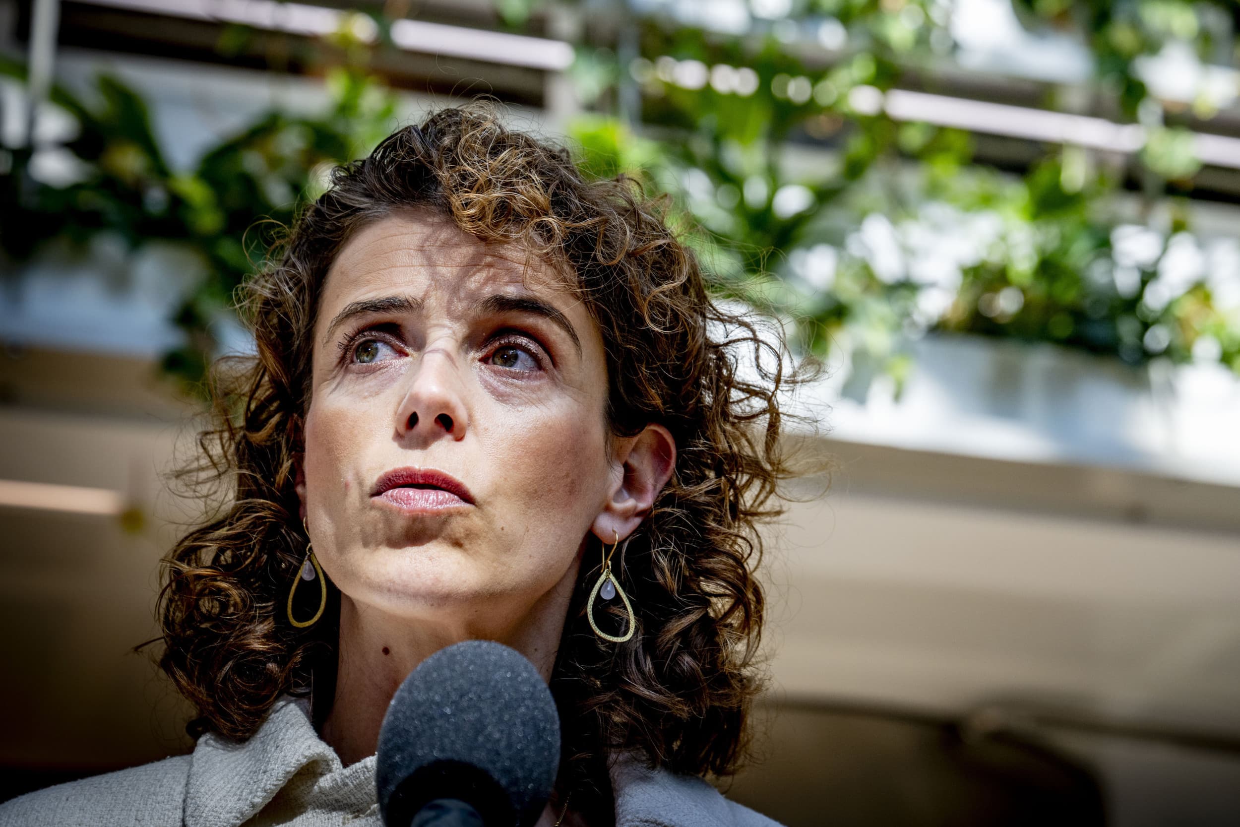 Klimaatminister Sophie Hermans tijdens de presentatie van een klimaatpakket voor industrie, energieproductie, gebouwen en verkeer. Foto: ANP