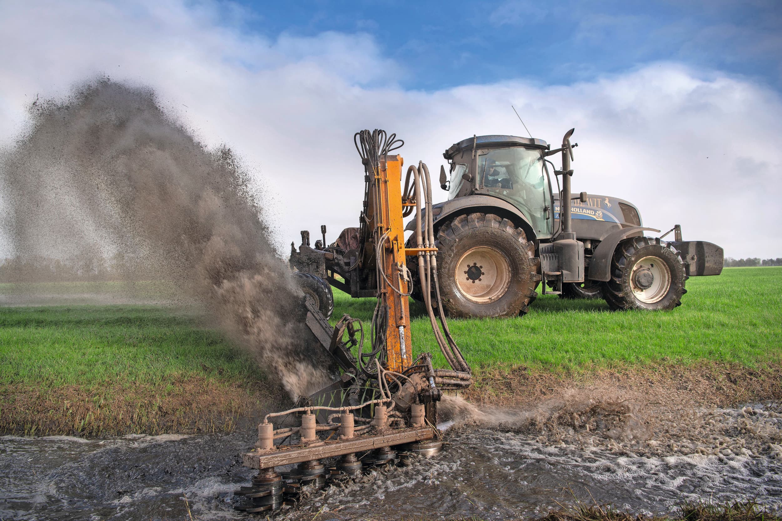 Het opbrengen van baggerslib op grond waar pootgoed geteeld gaat worden, is een risico op bruinrot. Want bruinrot overleeft ongeveer een maand in bagger en nog langer als er bitterzoetplanten aanwezig zijn in de bagger. Pas bij Bokashi dezelfde handelswijze toe als voor baggerslib. Foto: Mark Pasveer
