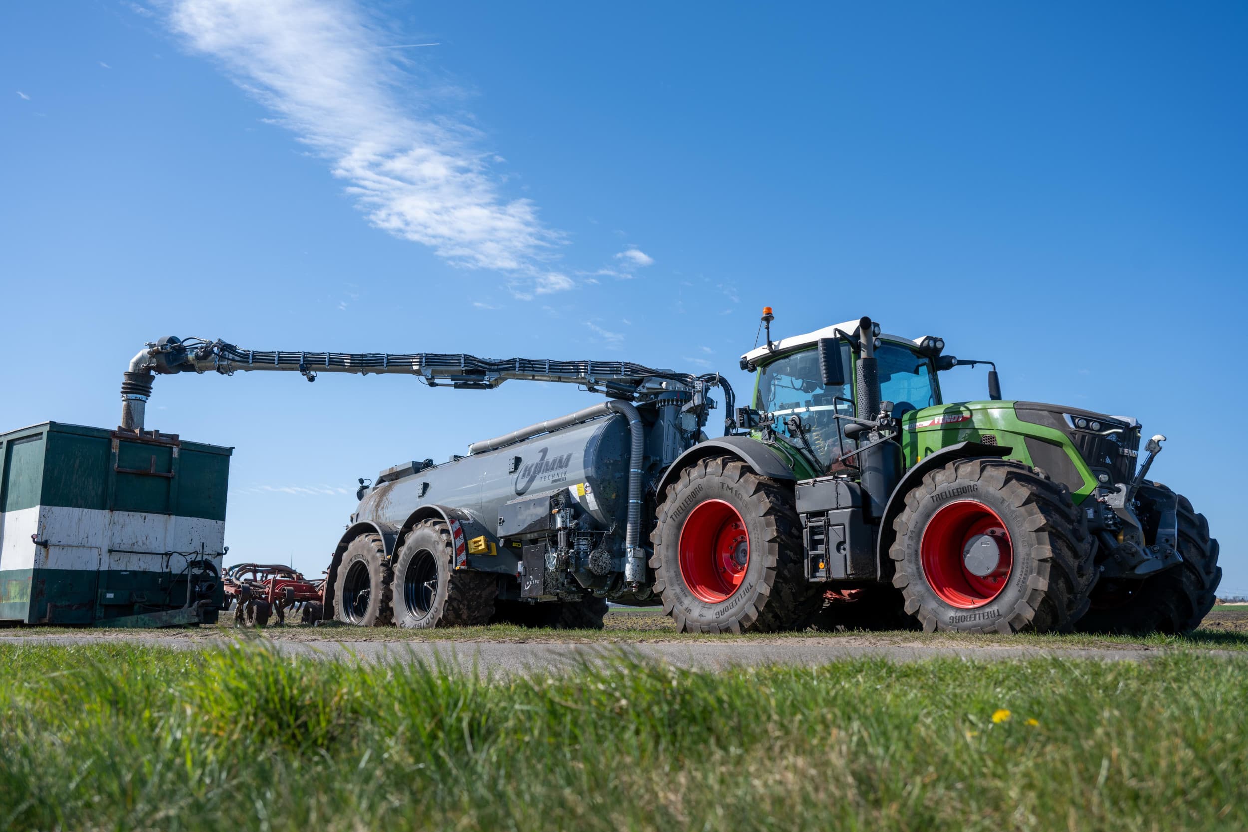 De Duitse machinefabrikant Kumm heeft dit seizoen twee mesttanks in bedrijf gesteld in Nederland. Het gaat om een enkelas- en een tandemastank uit de KTR-serie. Op de foto een tandemasmesttank van landbouwbedrijf Buijs in Emmer-Compascuum (Dr.). – Foto: Michel Velderman