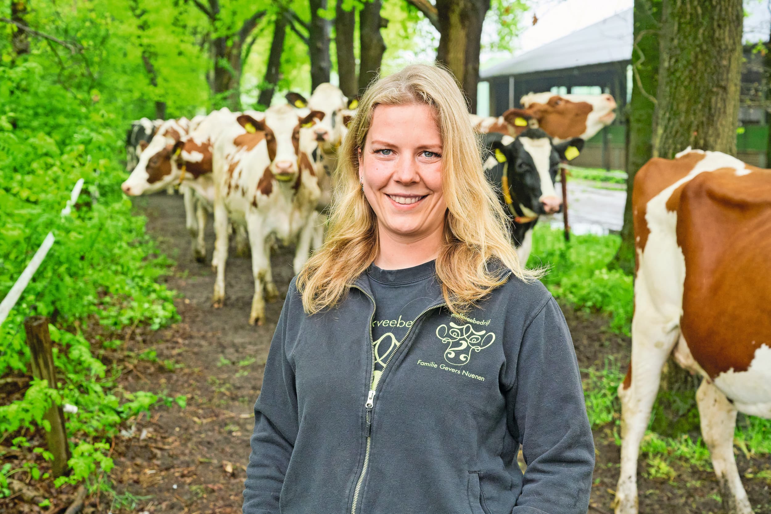 Julia Gevers (26) woont in Nuenen (N.- Br.). Ze is bezig met afstuderen aan Aeres Hogeschool en wil het melkveebedrijf van haar ouders overnemen. Foto’s: Van Assendelft Fotografie