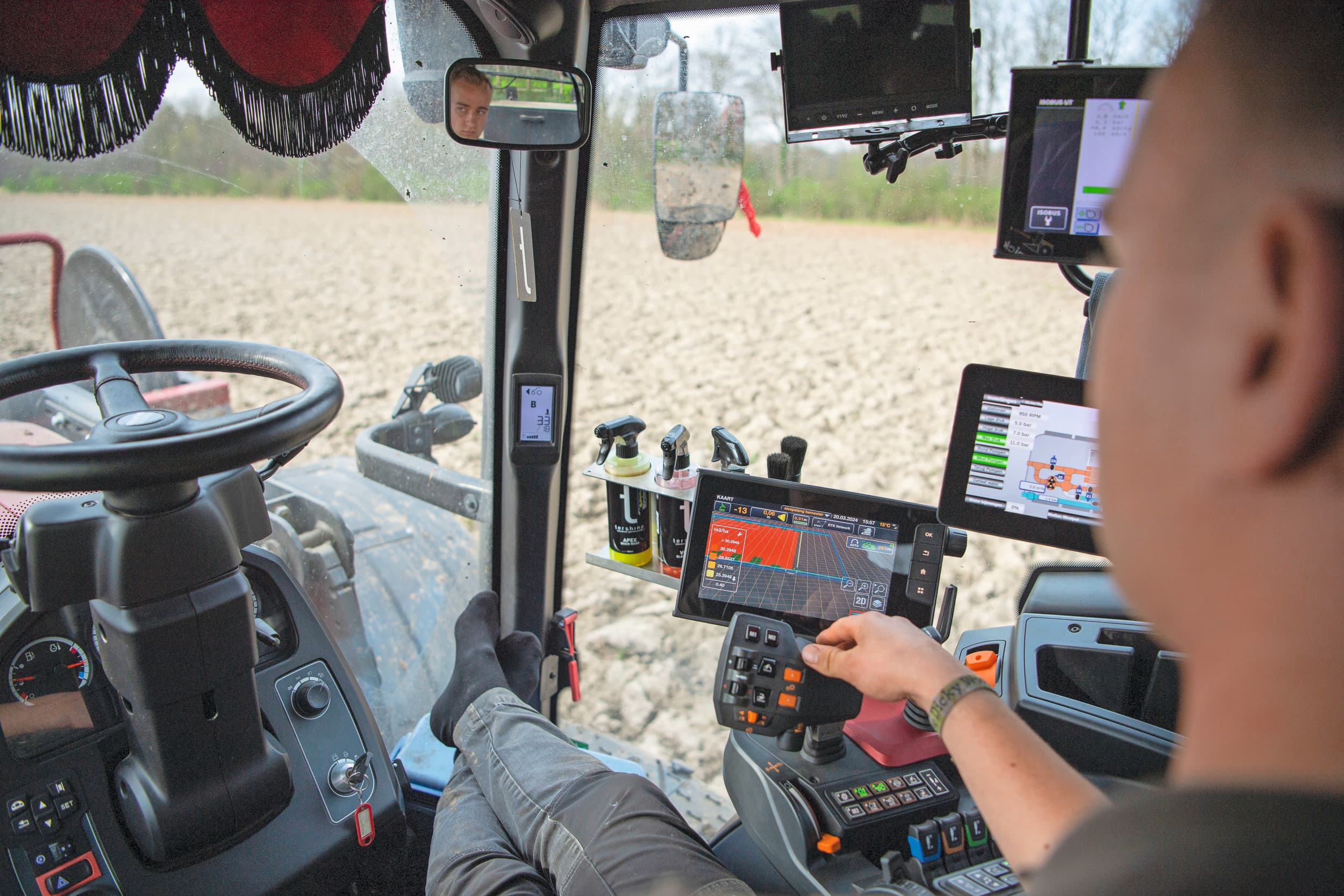 De prijzen van gps-stuurautomaten stegen nauwelijks in de afgelopen jaren. Vanafprijzen lopen uiteen van €500 voor een doe-het-zelfpakket van AgOpenSource tot €19.585 voor de Ag Leader Steercommand Z2 Dualtrac. Foto: Mark Pasveer
