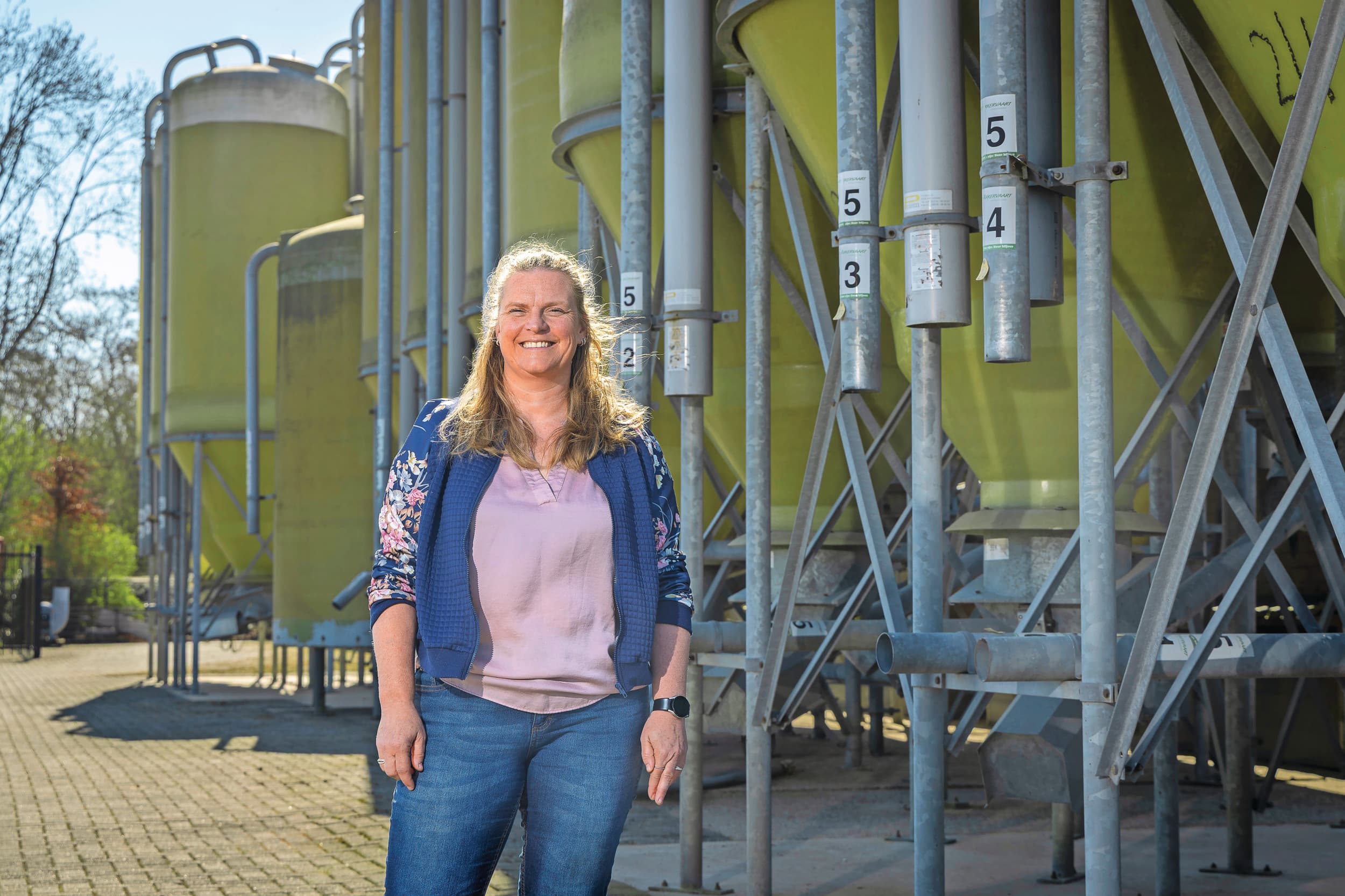 Xandra Benthem de Grave over het zeugenmodel: “Het model maakt een en ander inzichtelijk. Wanneer zeugen in verschillende fases van de productiecyclus tekortkomen dan worden verwachte resultaten niet gehaald. Of je sleutelt daaraan of je stelt je verwachtingen bij. Samen met je voeradviseur kun je als zeugenhouder gegronde keuzes maken.” Foto’s: Koos Groenewold