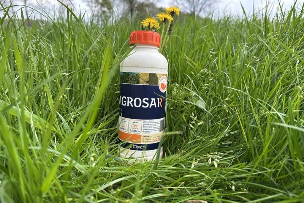 Op de foto een buitenlands bestrijdingsmiddel zonder Nederlands etiket. Dergelijke middelen zijn in Nederland niet toegestaan voor particulier gebruik. Foto: Boerderij