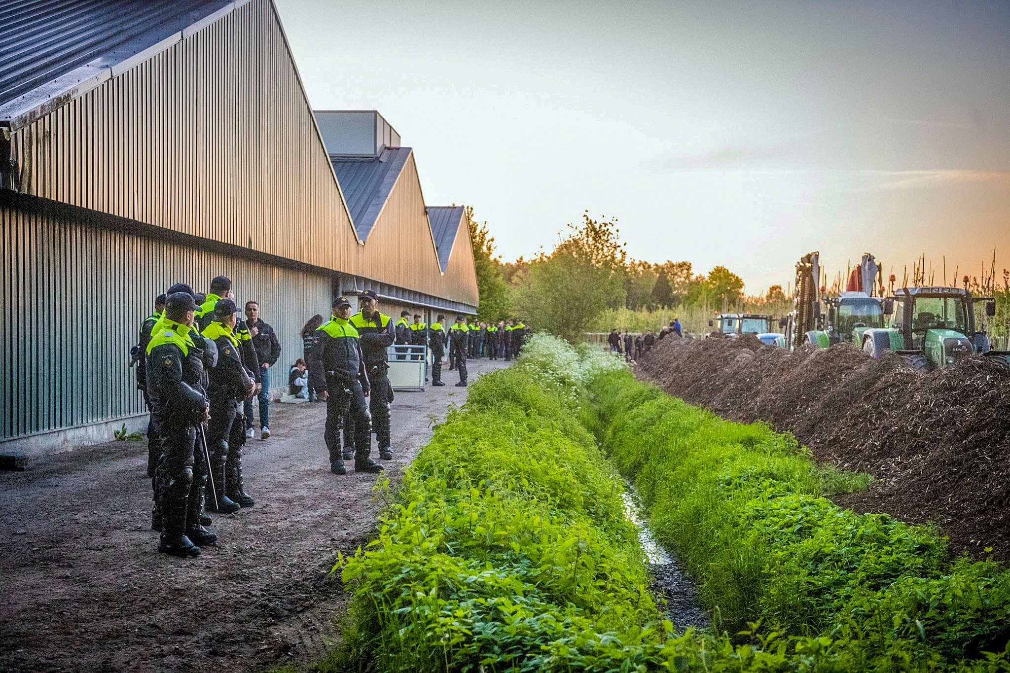 Bij verschillende Kamerfracties (onder andere SGP, BBB, PVV) bestaat zorg over de negatieve effecten van openbaarmaking van gegevens van landbouwbedrijven, zoals bezetting van stallen door dierenactivisten. Foto: Bert Jansen