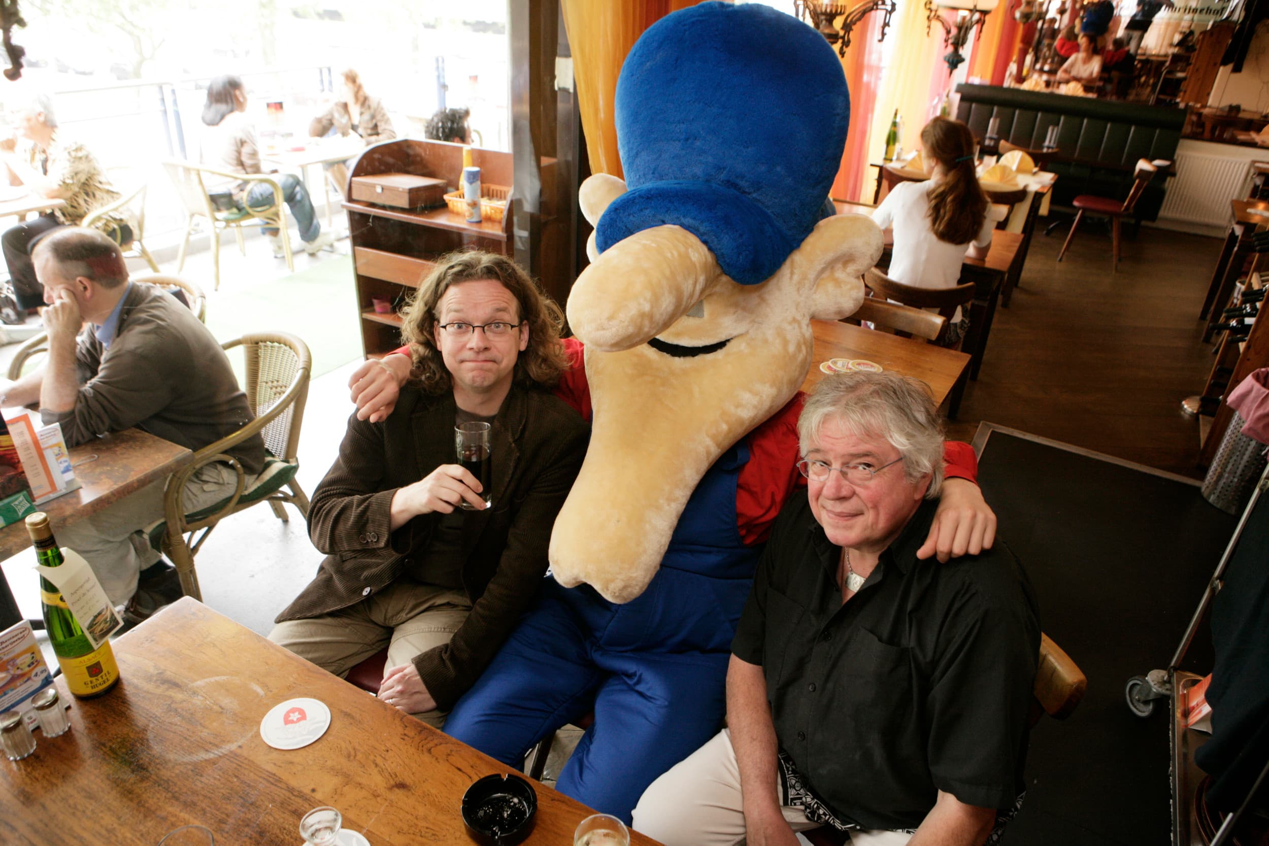 In 2007 spraken de bedenker van Opa en zijn opvolger af dat de dames Schneesicht niet meer in de strip voor zouden komen. Rechts Henk Groeneveld, links zijn opvolger Herman Roozen. Foto: Michel Zoeter
