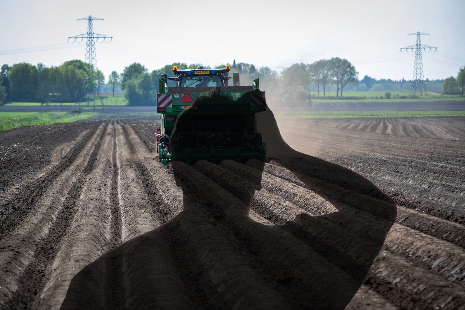 Veel boeren worstelen met keuzes over de toekomst van hun bedrijf, en het project Boerenperspectief biedt daarbij gratis begeleiding. Foto: Canva en Hans Banus, beeldbewerking