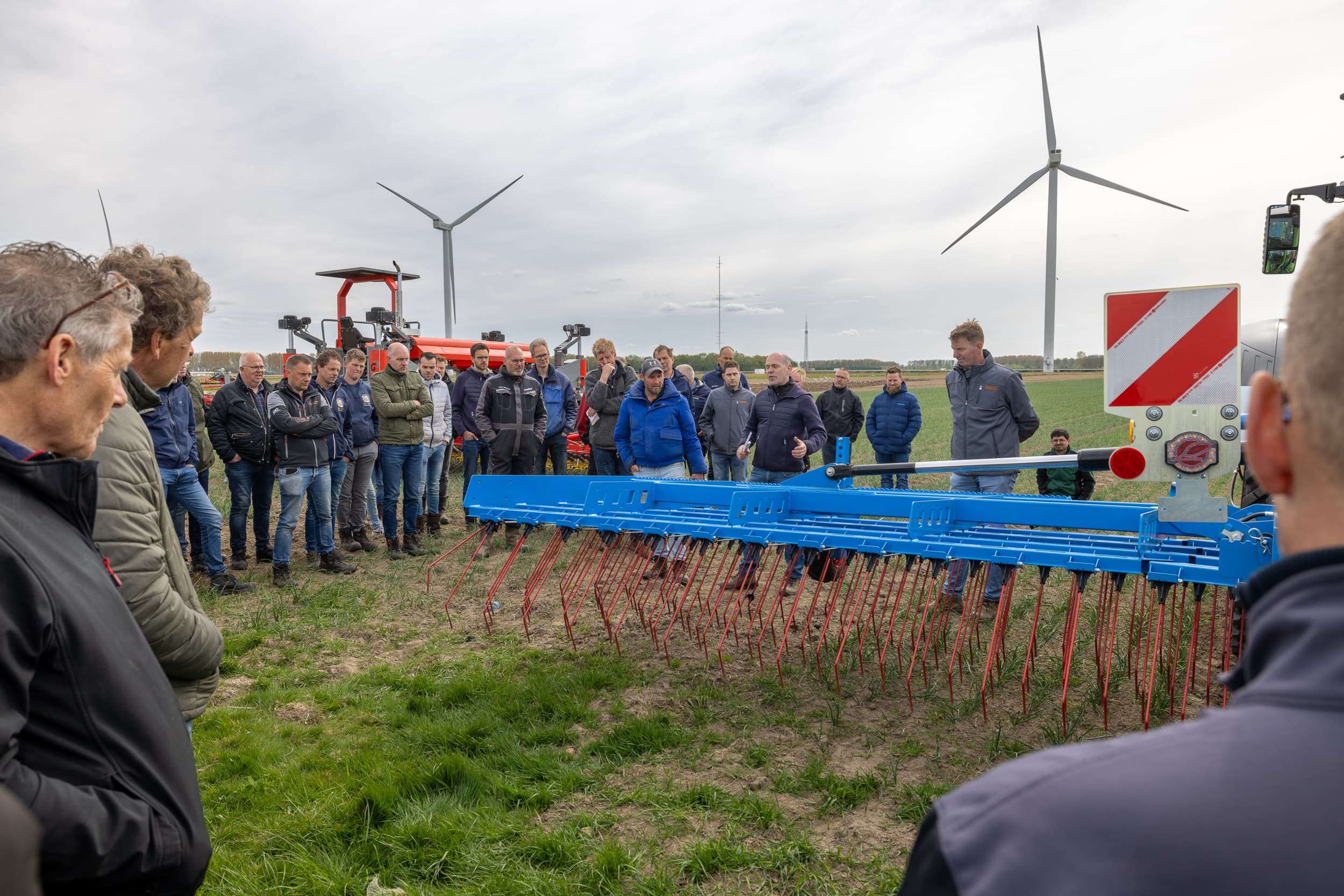 Deltaplan Agrarisch Waterbeheer organiseert een machinedemonstratie chemievrije onkruidbestrijding. In de Van Pallandtpolder bij Middelharnis (Z.-H.) zien toeschouwers de Lemken Thulit-wiedeg. De machine werkt met acht rijen 8 mm dikke tanden op effectief 31,25 mm onderlinge afstand. Bijzonder: de drukinstelling met een hydraulische cilinder per tand. Machinefabrikant Lemken wijst erop dat de rangschikking van de tanden zo is gekozen dat er geen V-vorm ontstaat om vollopen te voorkomen. – Foto’s: Peter Roek