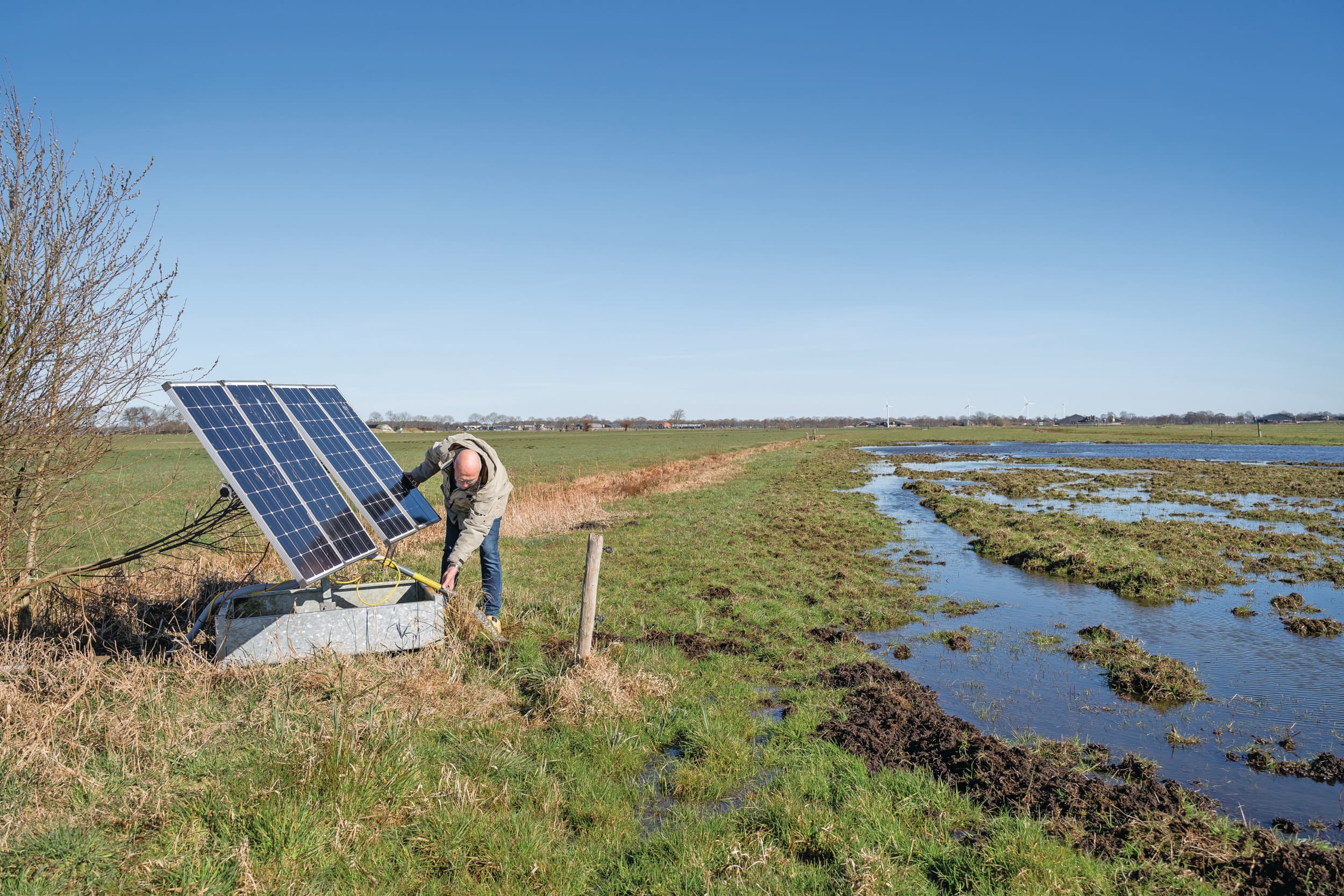 Een plas-draspomp op zonnepanelen bij de prijswinnende weidevogelboeren Wicher Hoeve en Willem Courtz in Rouveen. Wekelijks wordt de pomp gecontroleerd op vuil. Het natte stuk land is erg in trek bij weidevogels. Ze vinden er voedsel en rust. Foto’s: Andrea van Schaik