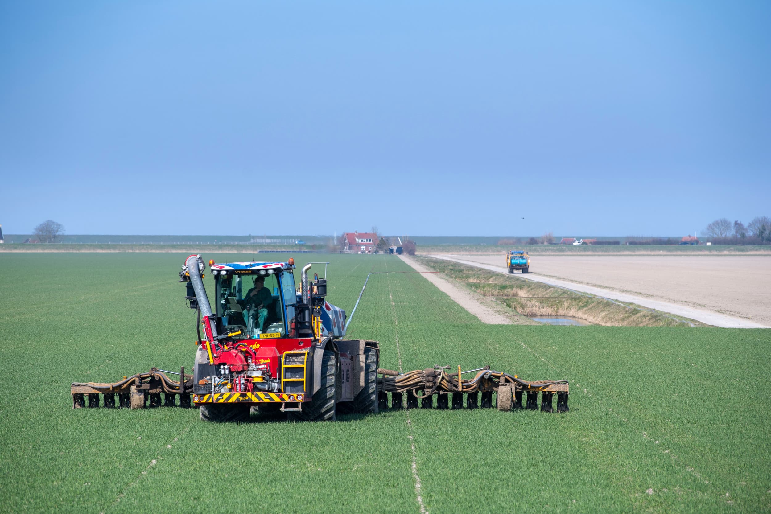 Loonbedrijf Wassenaar bemest een perceel wintertarwe in Oudebildtzijl met sleepslangen. Het loopt als een trein, geeft Jan Wassenaar aan. Het bedrijf heeft drie sleepslangcombinaties en een Vredo-bemester en brengt veel drijfmest op akkerbouwpercelen in Friesland en Groningen. Foto Mark Pasveer