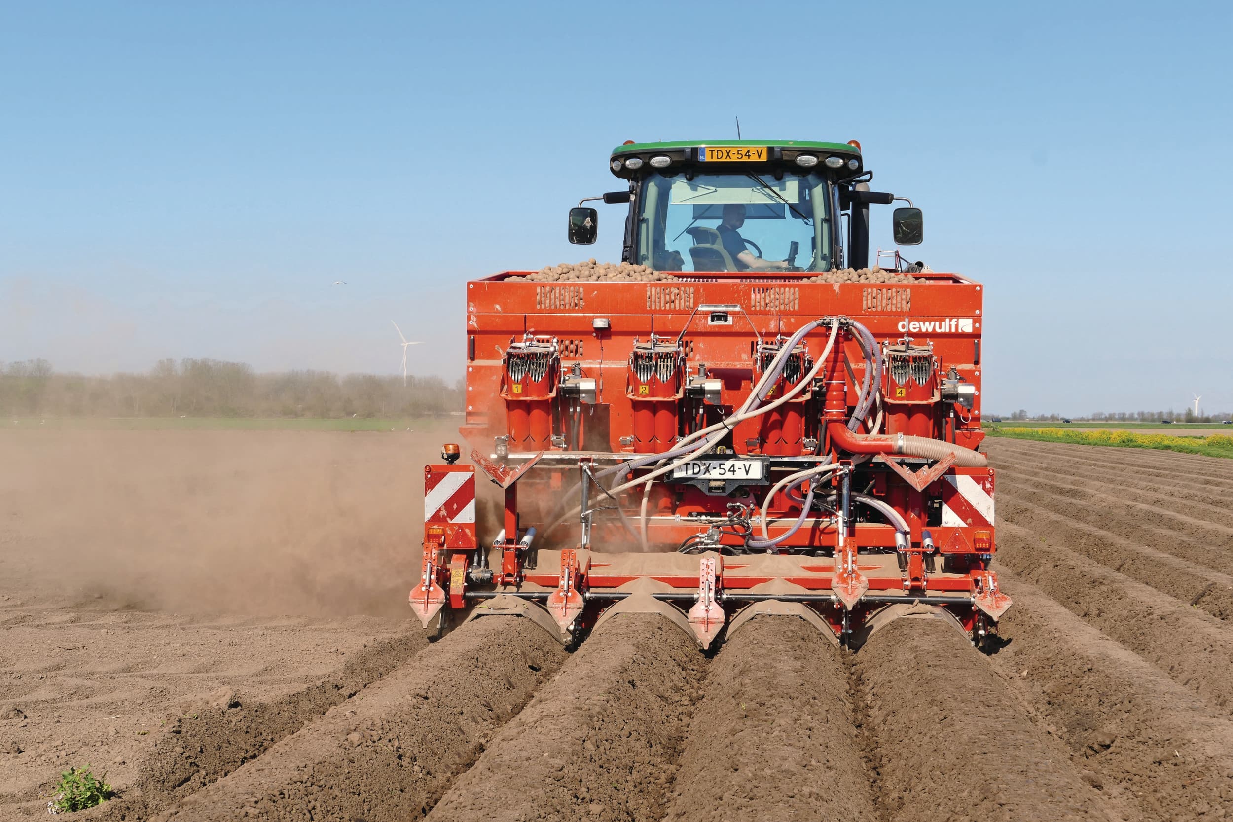 Boerderij zag de nieuwe Dewulf alles-in-een pootcombinatie in West-Brabant aan het werk op zware klei. De Certa 40 Integral maakt de klus in één werkgang af: frezen, poten en aanaarden. Om de driepunts machine te dragen, maar ook om te trekken is een trekker met een vermogen vanaf 250 pk vereist. – Foto’s: Martin Smits