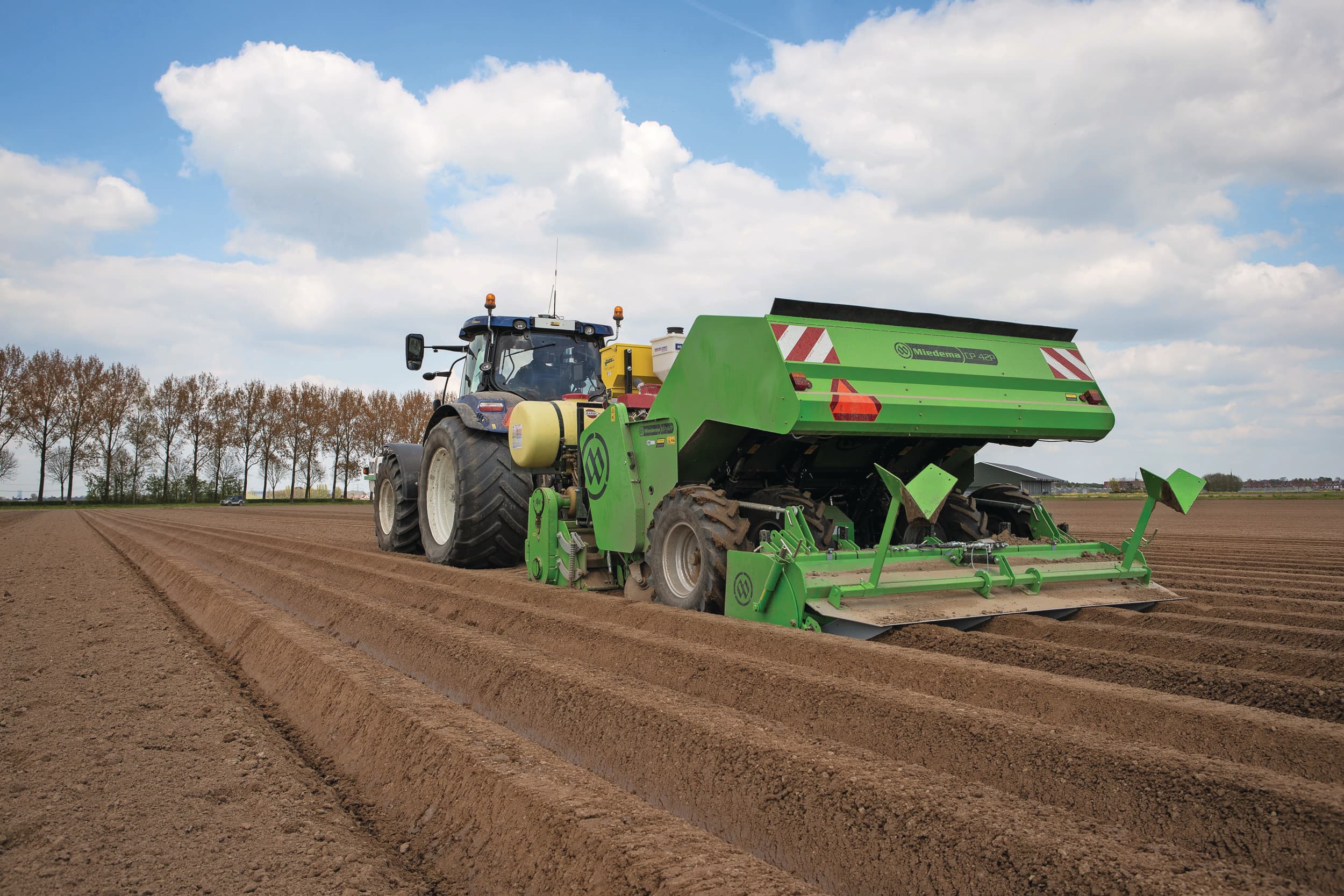 Aardappelen poten en aanaarden, bemesten en toedienen van hulpstoffen in één werkgang. Beginnen met een lage N-startgift en bijmesten op basis van stikstofmetingen tijdens het seizoen, is een goede strategie om niet meer stikstof te bemesten dan nodig is en de uitspoeling te verlagen. Foto: Peter Roek
