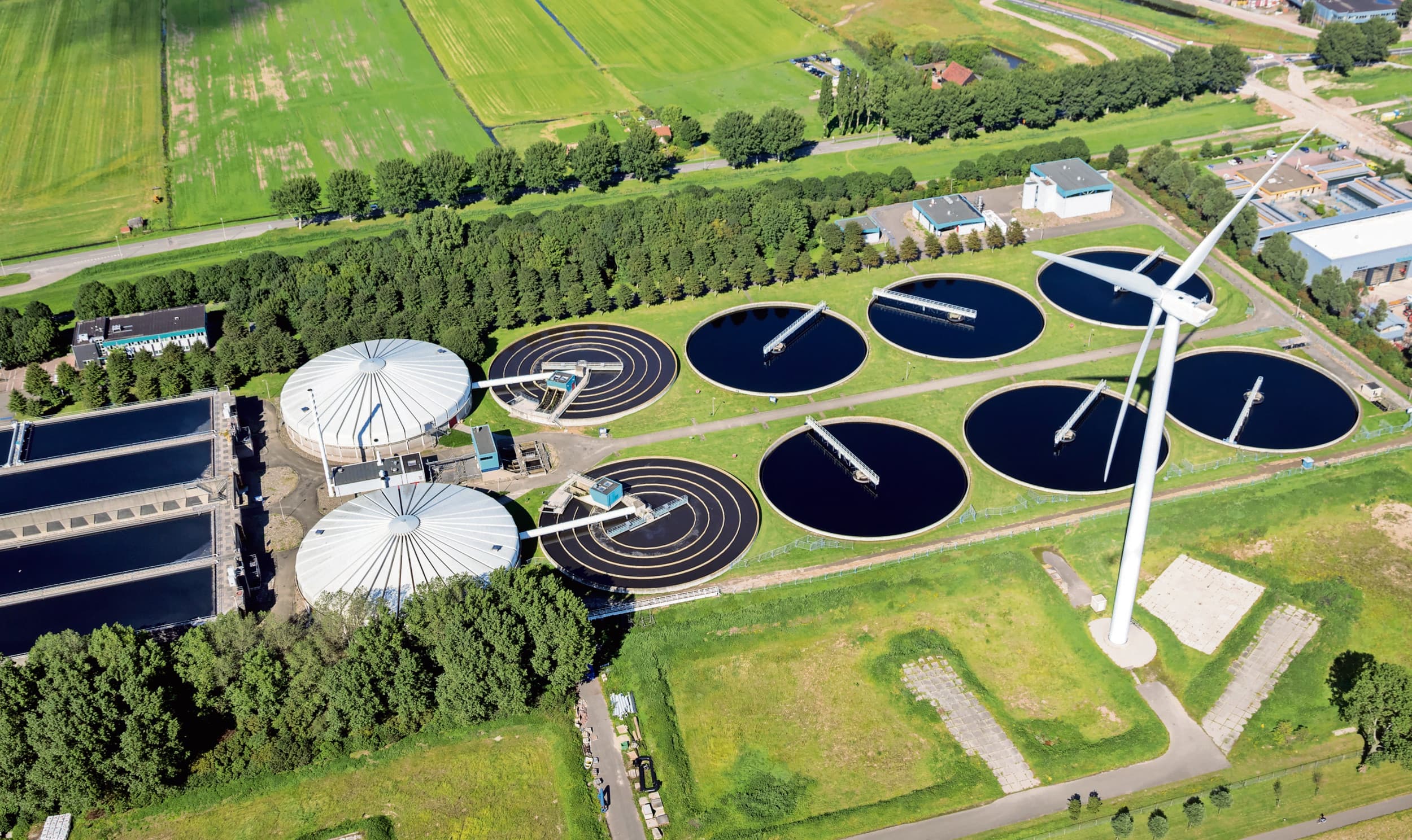 Rioolwaterzuiveringsinstallatie. Peter van der Maas, lector duurzame watersystemen aan Hogeschool Van Hall Larenstein: “Volgens ons moet je effluent beschouwen als een mogelijke bron in de strijd tegen droogte.” Foto: Canva/VanderWolf-Images