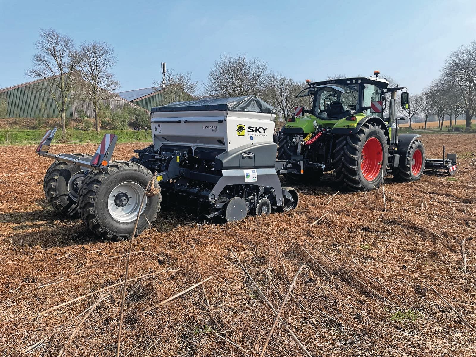Provincie Limburg wil telers en loonwerkers kennis laten maken met directzaaien, en investeerde daarom in een Sky EasyDrill-direct-zaaimachine om deze te verhuren. – Foto’s: Farmstore