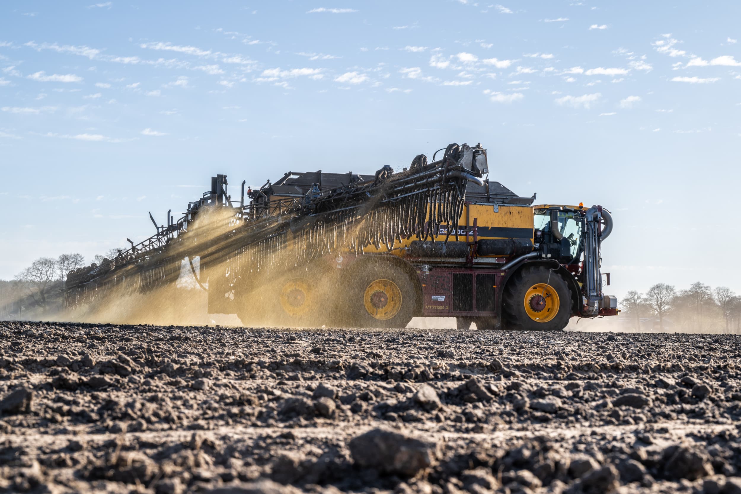 Akkerbouwer Patrick Buijs in Emmer-Compascuum (Dr.) rijdt met zijn zelfrijdende Vredo VT7028-3-mesttank met 51 meter brede Delvano-spuitboom vloeibare mest uit op uienland. – Foto’s: Michel Velderman