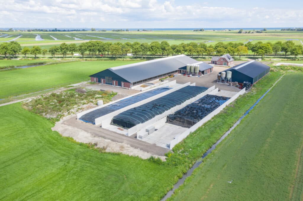 Op het erf van Simon en Leo Buisman (2020) plaatste Zwaagstra Beton drie sleufsilo’s, inclusief een perssap-duogoot voor gescheiden afvoer van regenwater en perssappen. Foto: Zwaagstra Beton