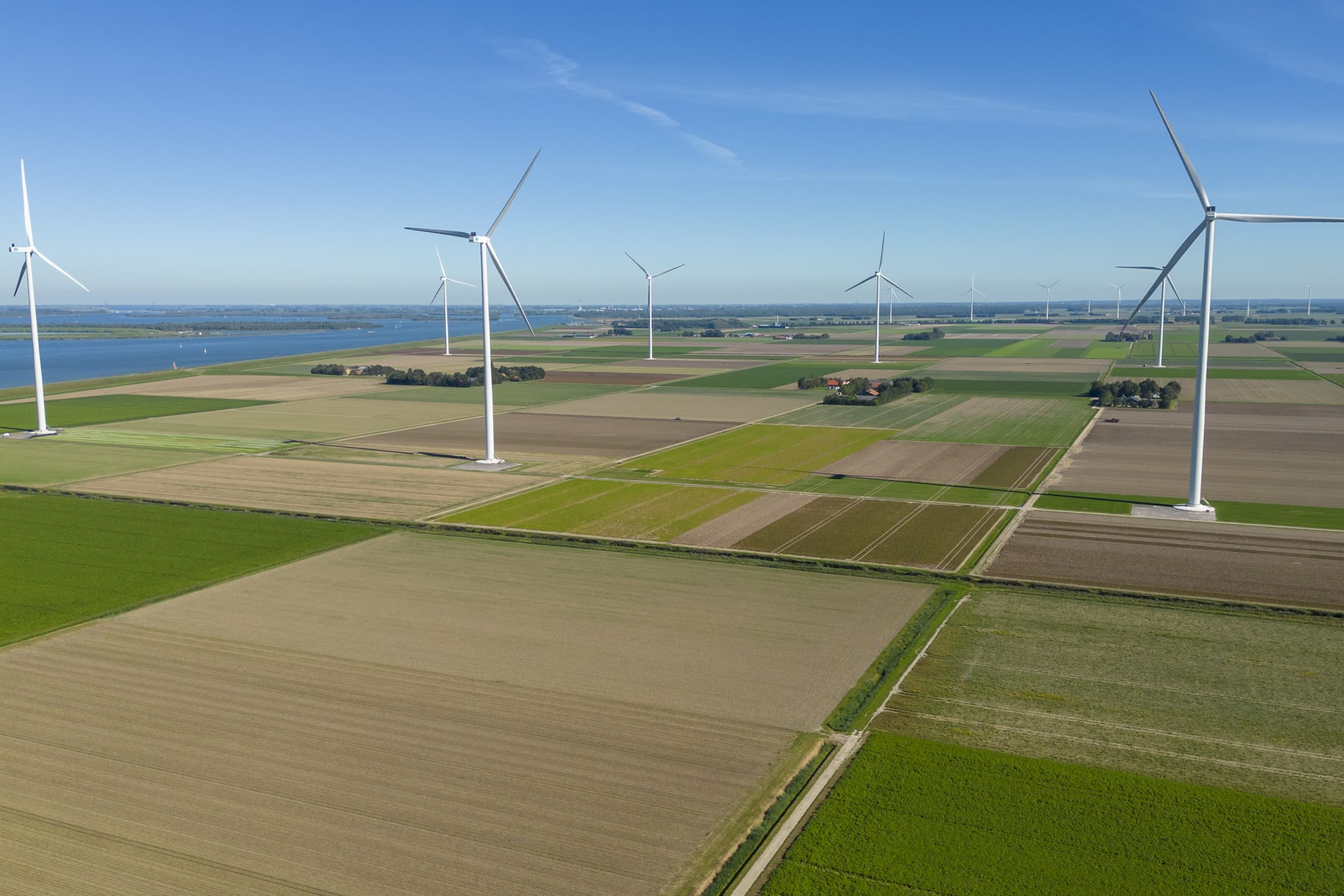 Het Rijk heeft besloten dat een deel van de pachthoeves met bijbehorende erven, voornamelijk in Flevoland, door het Rijksvastgoedbedrijf verkocht mag worden aan de boer die het nu pacht. De agrarische grond blijft in het bezit van het Rijk. Foto: Koos Groenewold