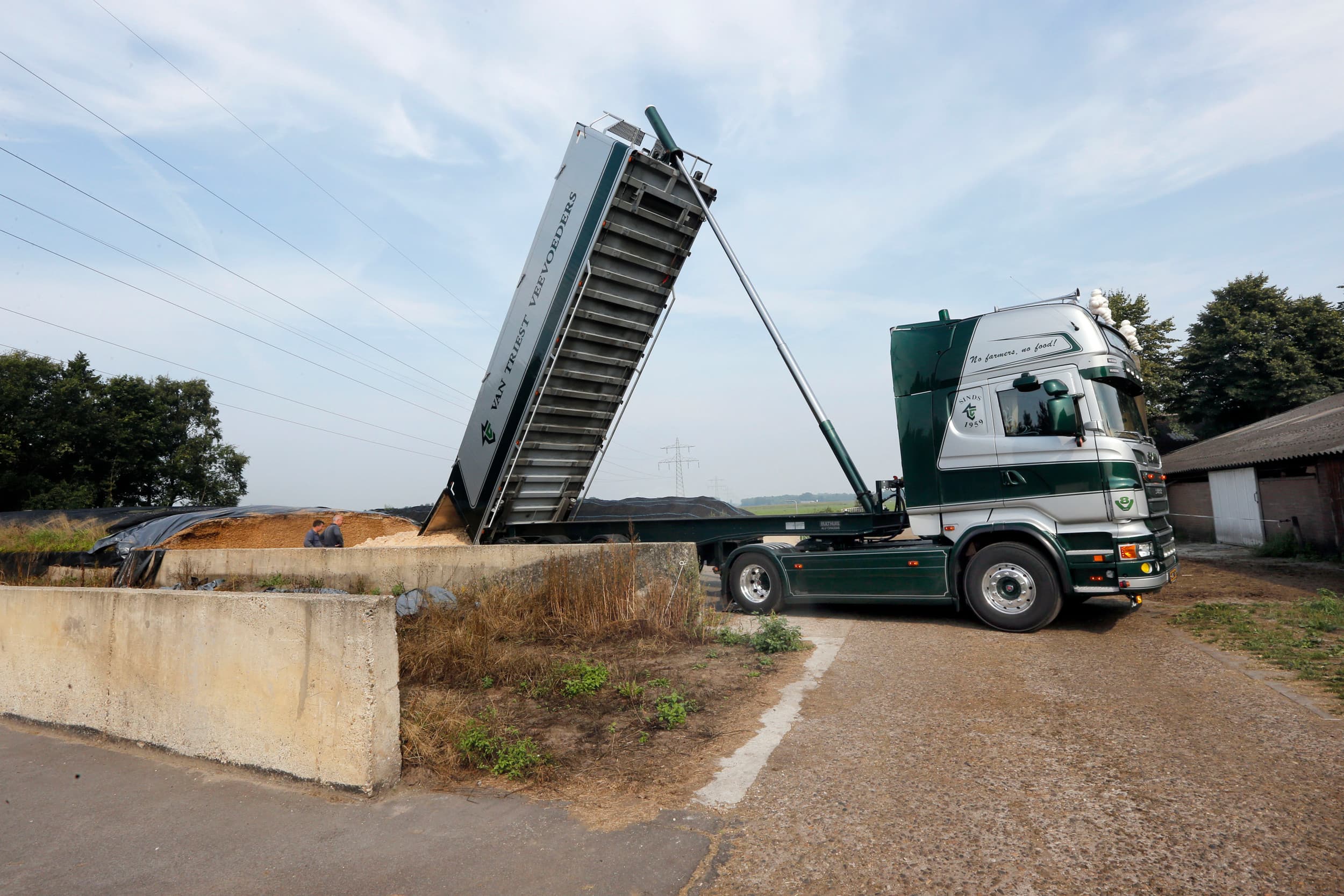 Lossen van aardappelpersvezel. Rabobank verwacht consolidatie onder leveranciers en afnemers van boeren. Foto Bert Jansen.